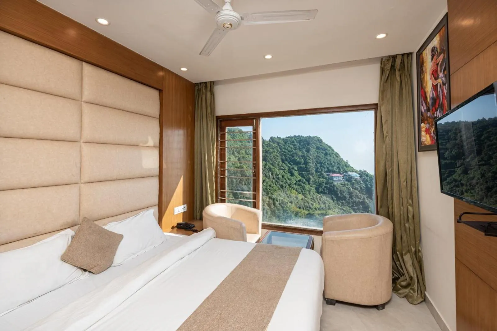 Bed in Shining hills by Lawrence Hotels