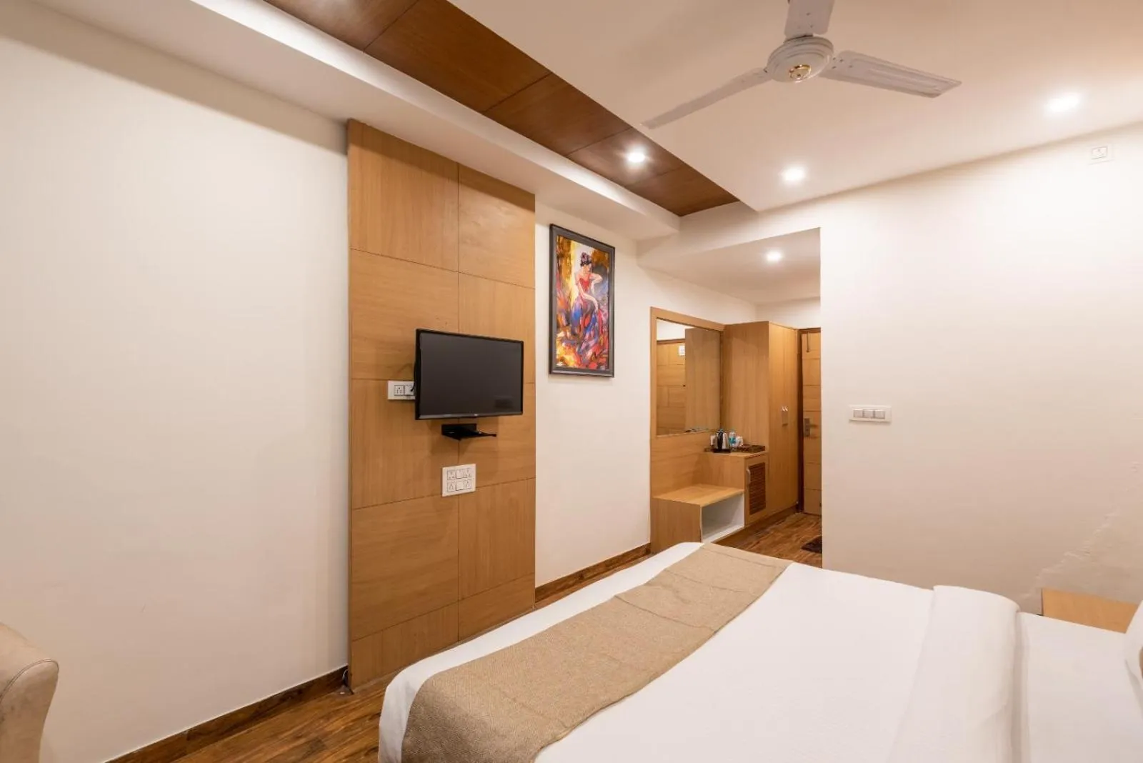 Bed in Shining hills by Lawrence Hotels