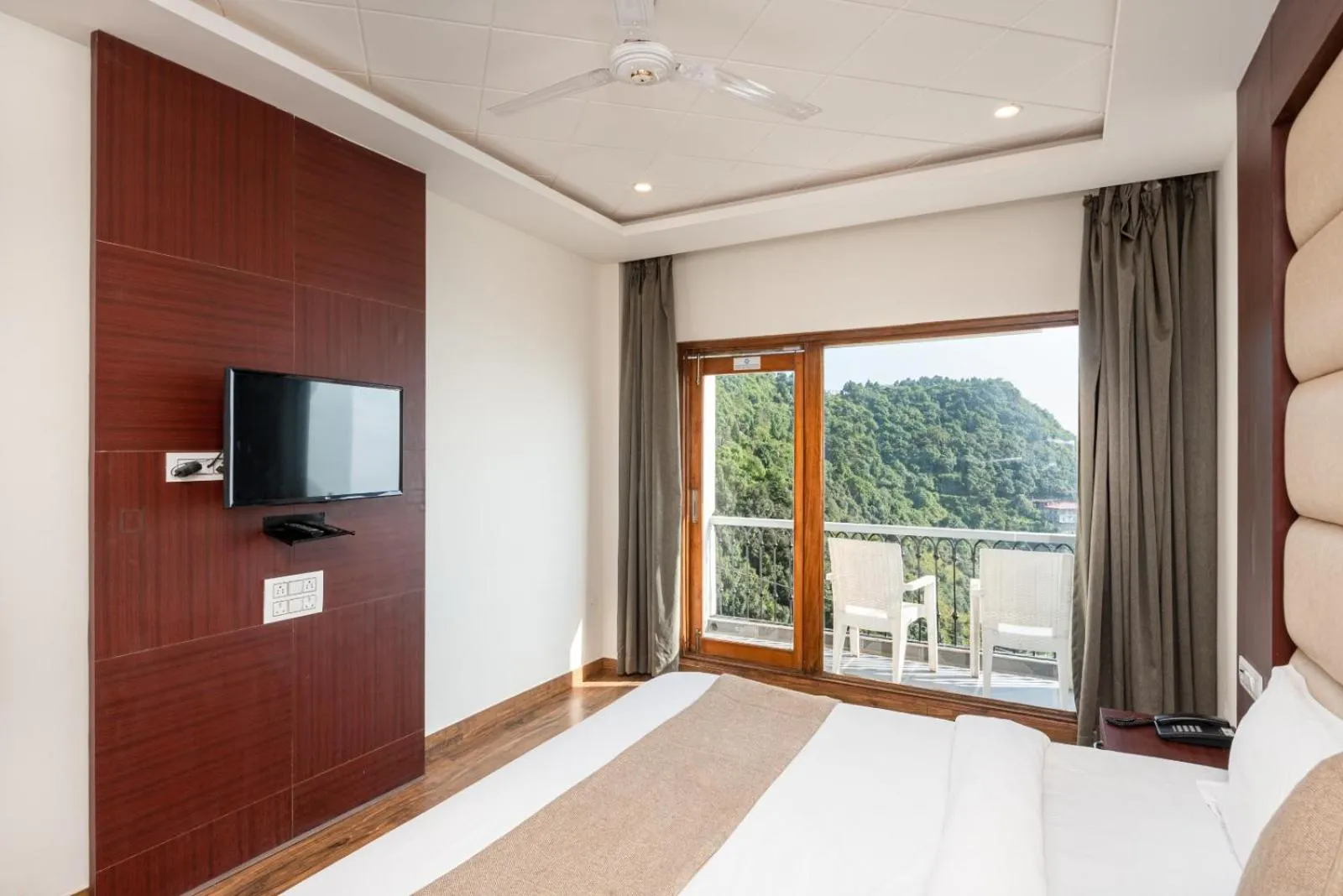 Bed in Shining hills by Lawrence Hotels