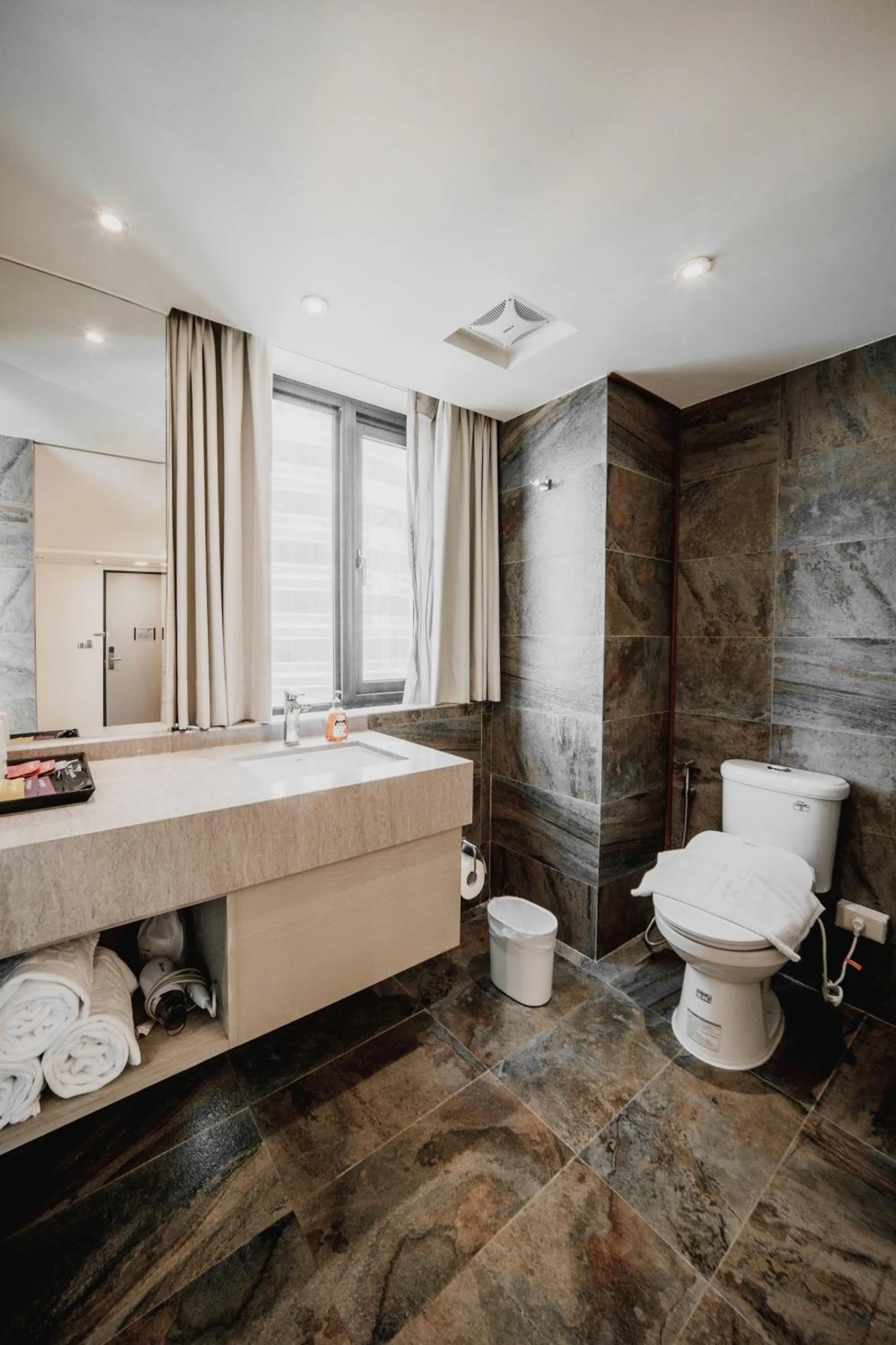 Toilet in Hub Hotel Kaohsiung Yawan Branch