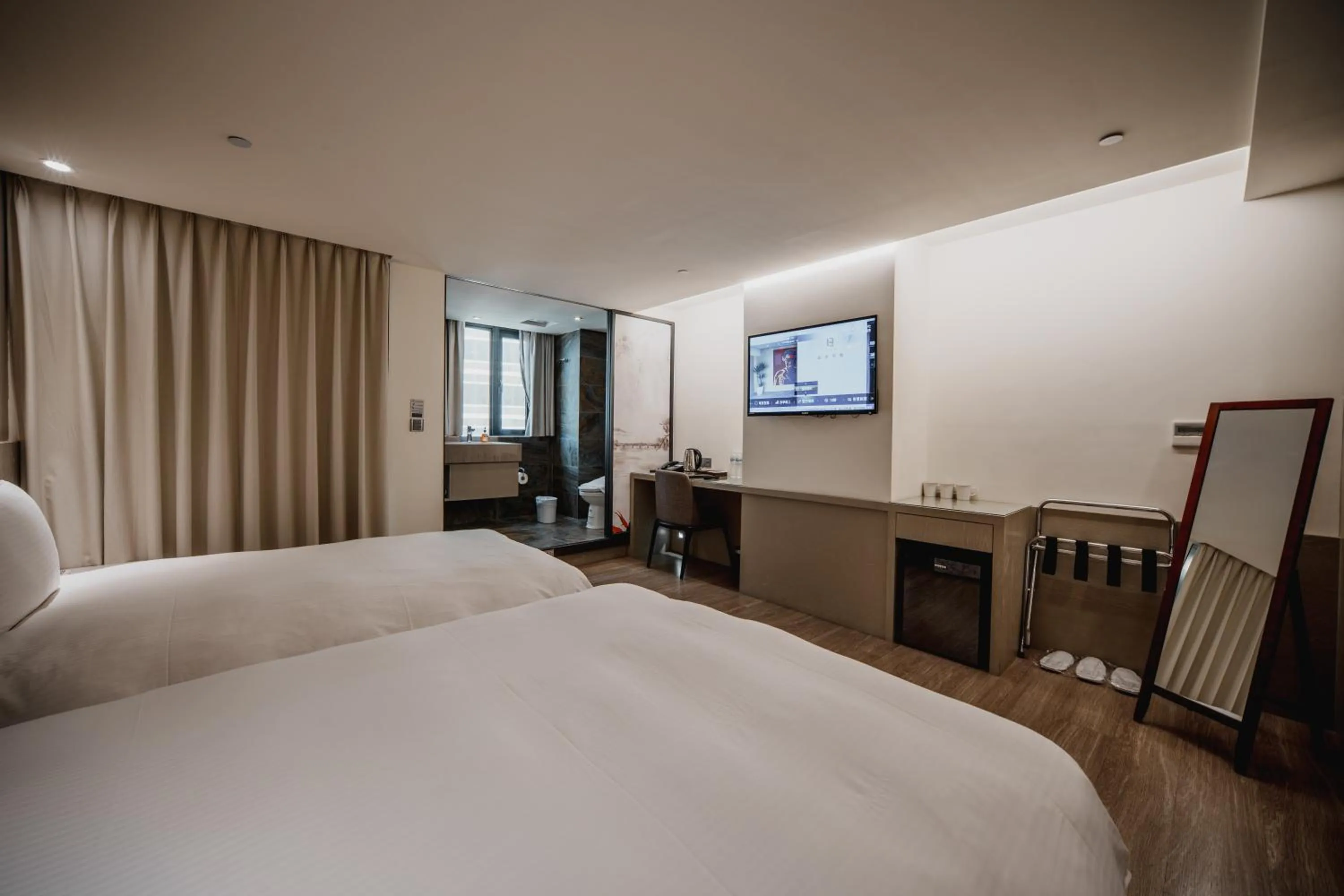 Photo of the whole room, Bed in Hub Hotel Kaohsiung Yawan Branch