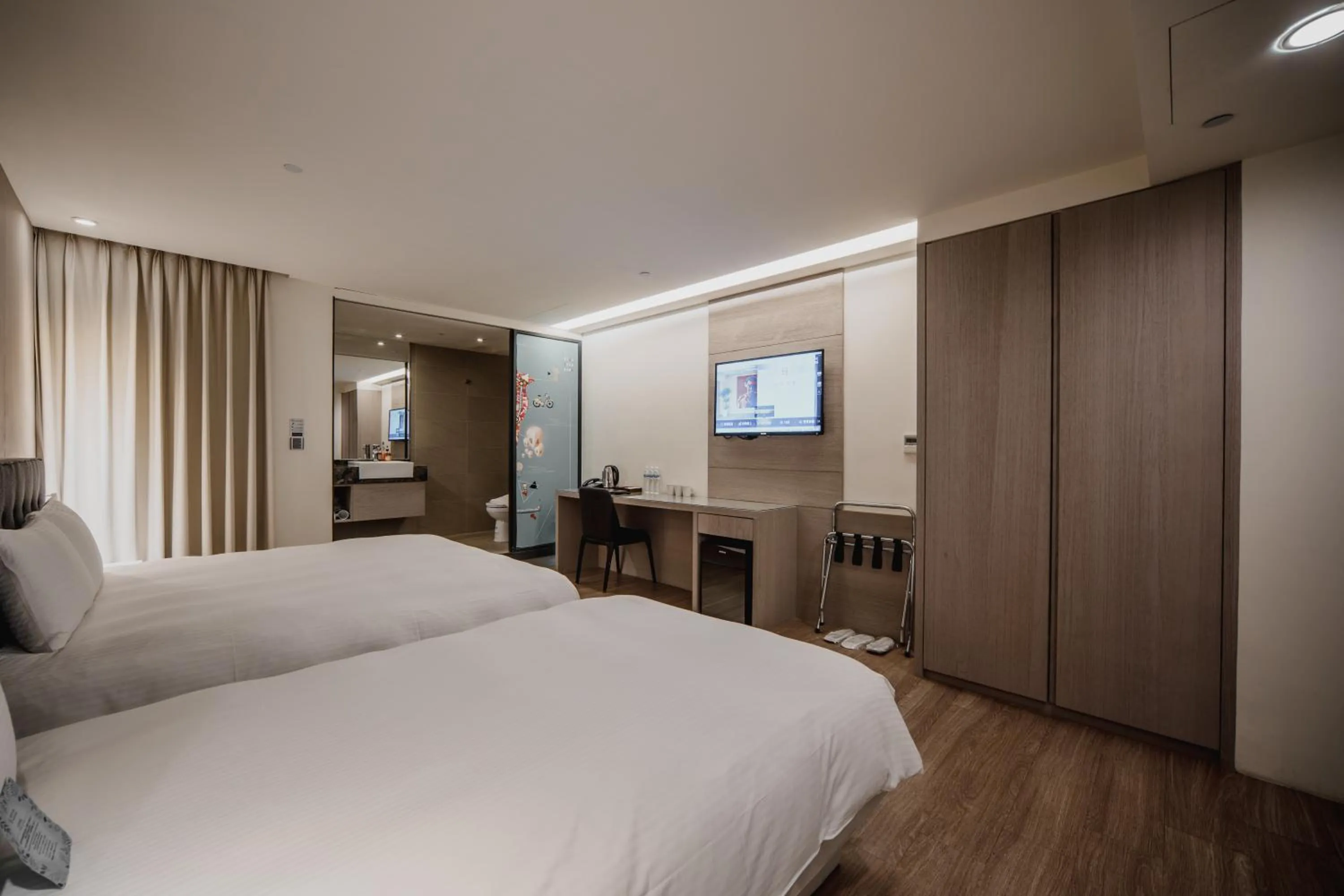 Photo of the whole room, Bed in Hub Hotel Kaohsiung Yawan Branch