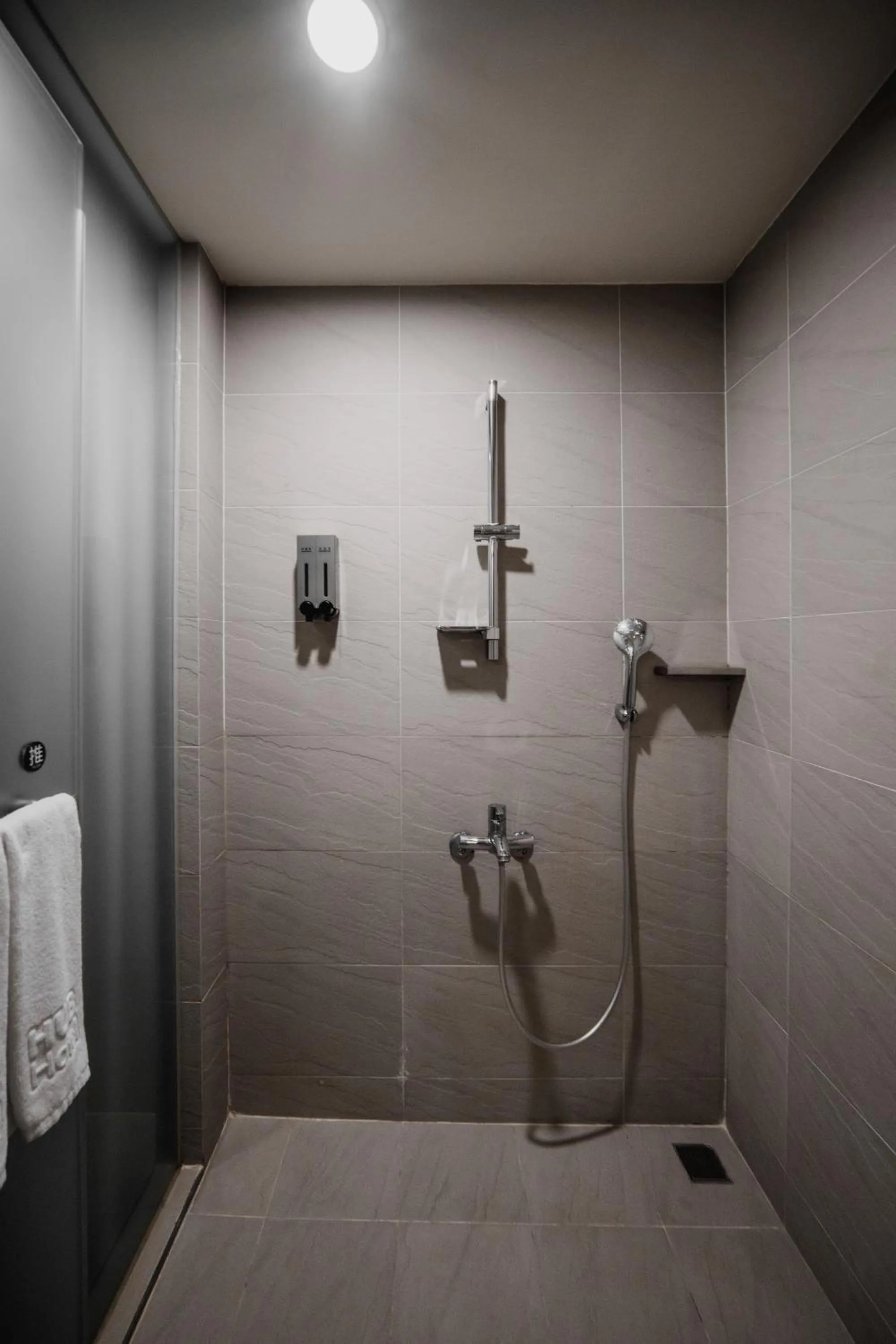 Shower in Hub Hotel Kaohsiung Yawan Branch