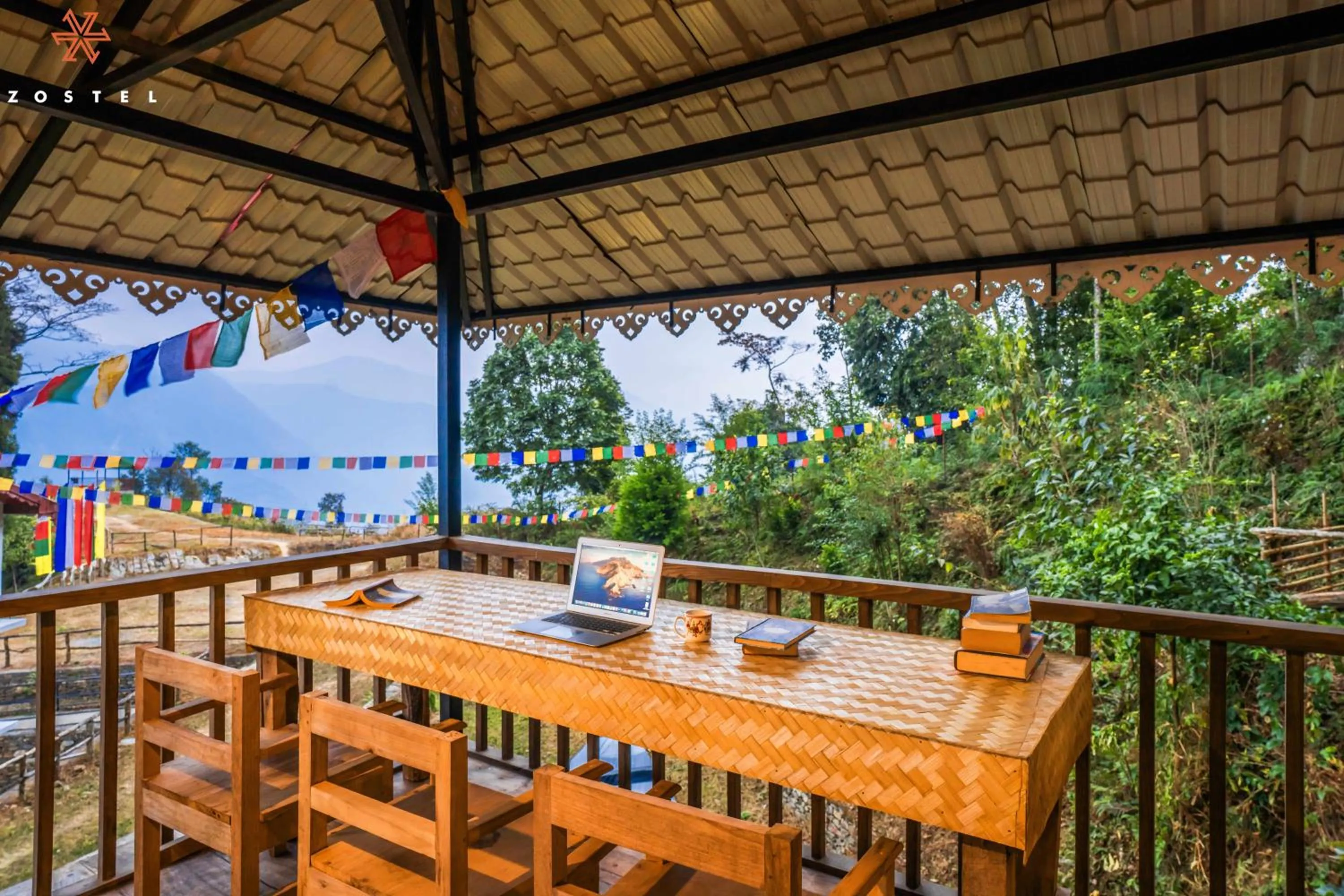 Communal lounge/ TV room in Zostel Rinchenpong (Pelling)