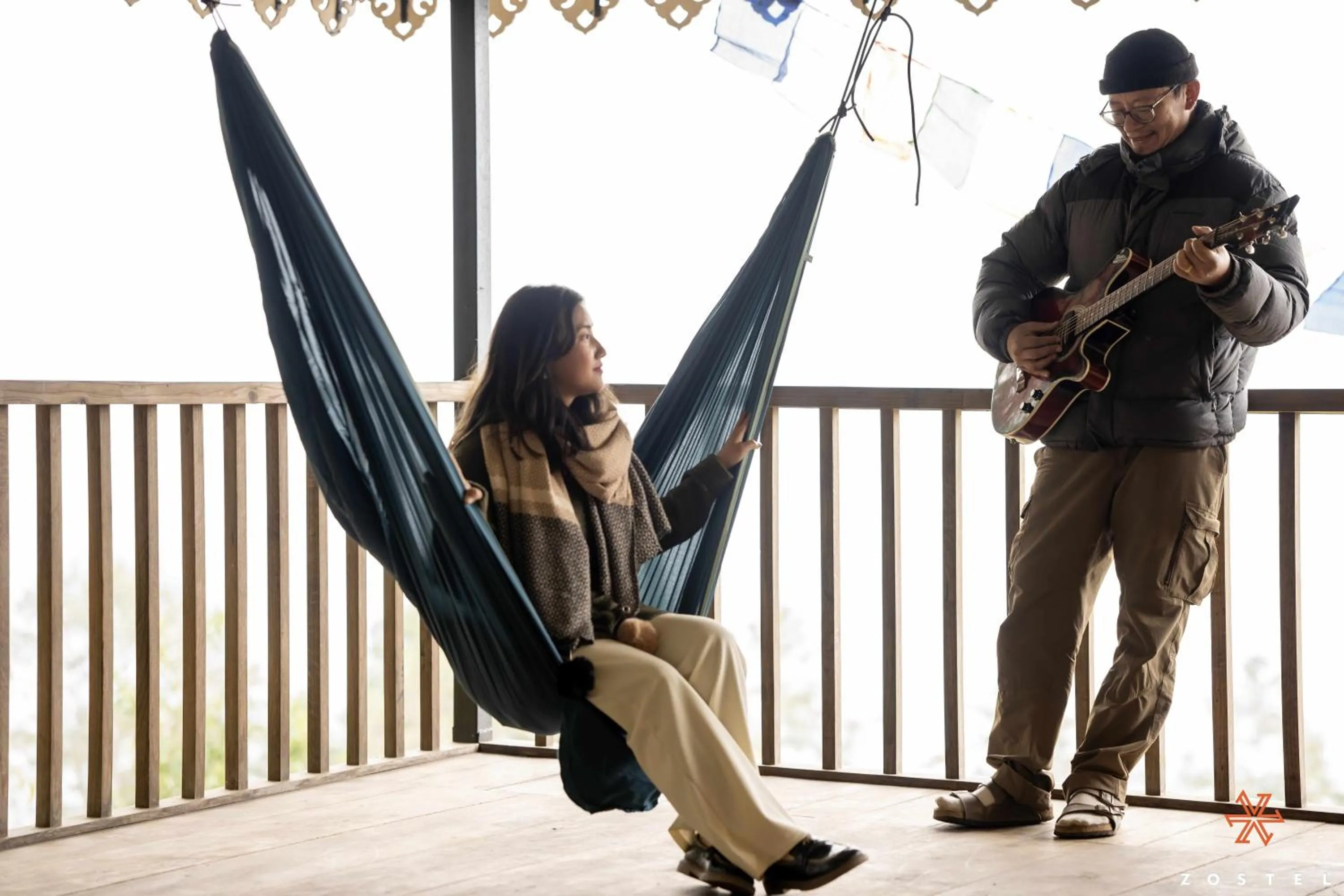 Communal lounge/ TV room in Zostel Rinchenpong (Pelling)