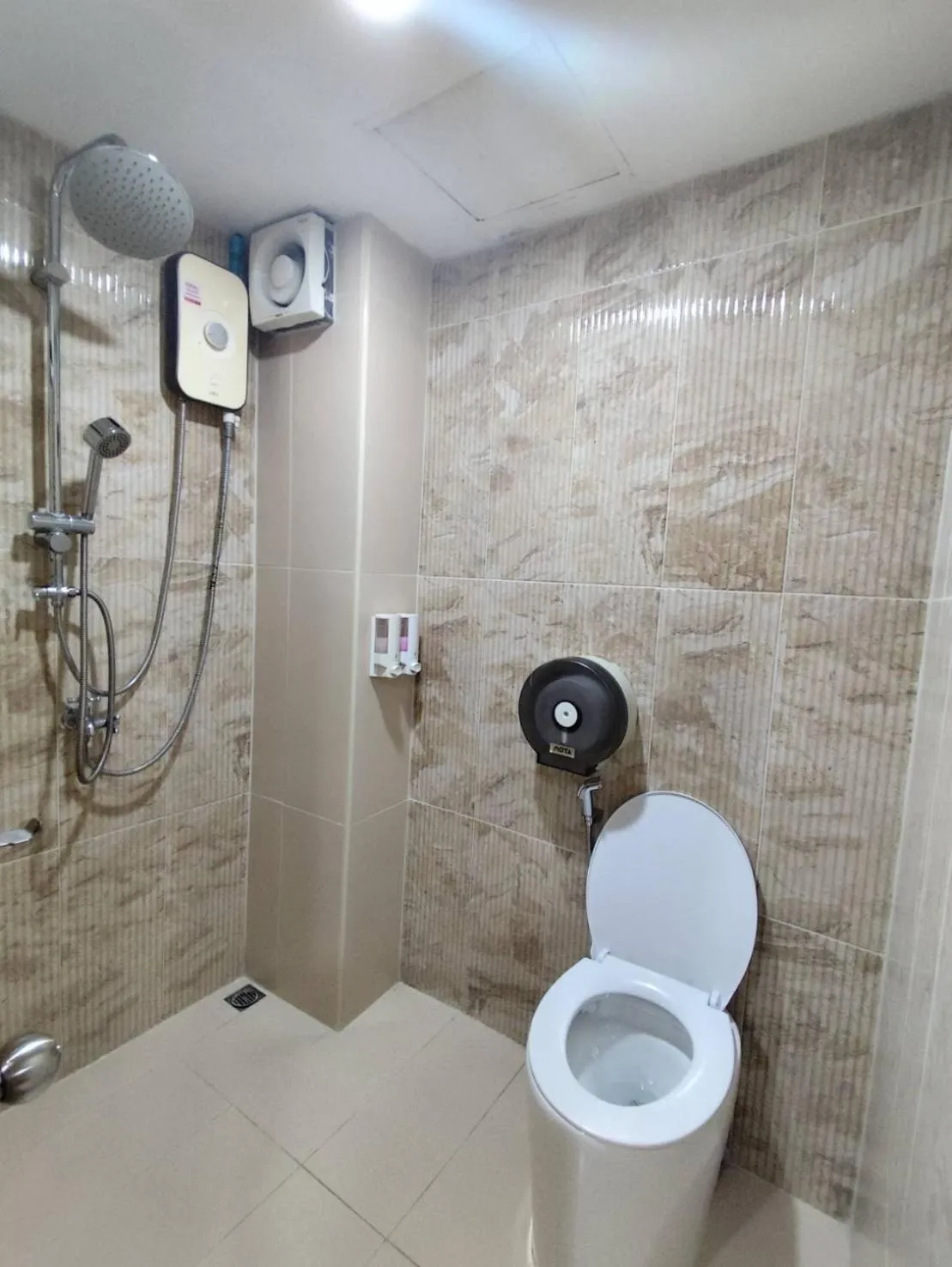 Shower in Longzhu Guesthouse