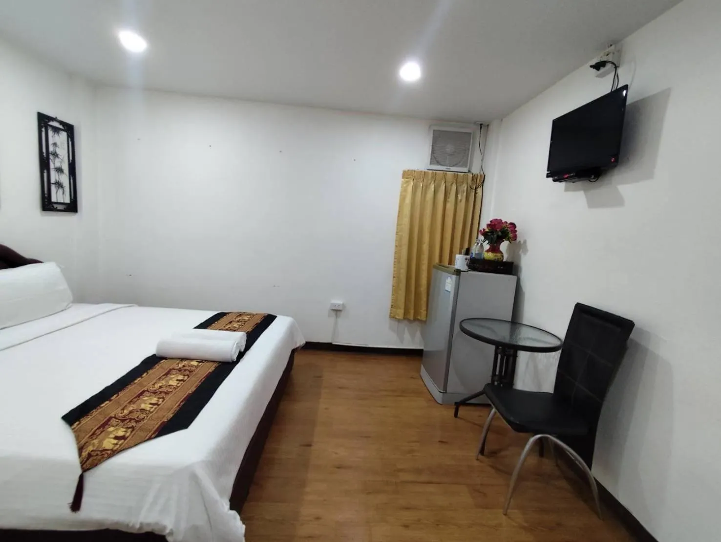 Communal lounge/ TV room, Bed in Longzhu Guesthouse