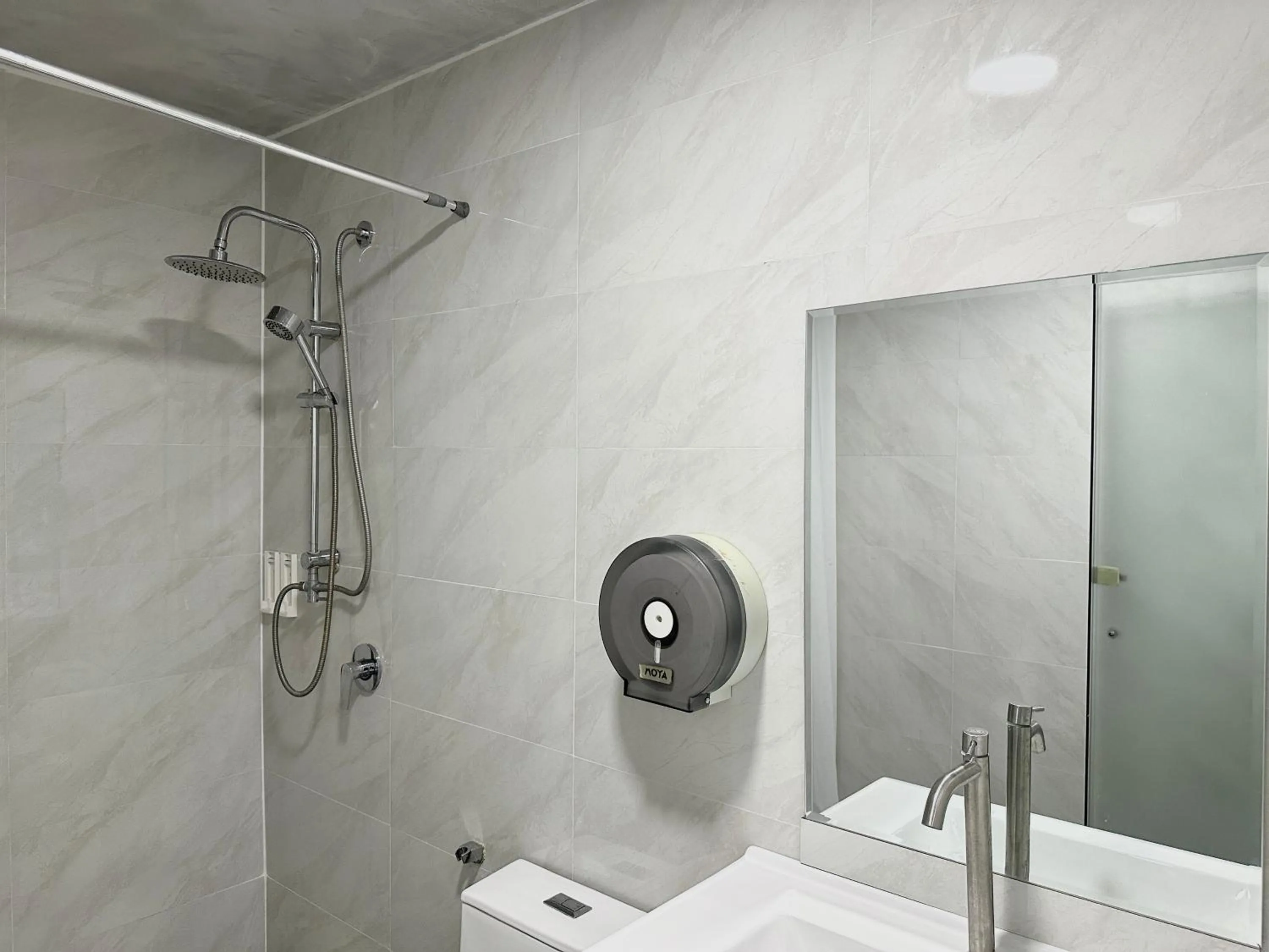 Shower in Longzhu Guesthouse