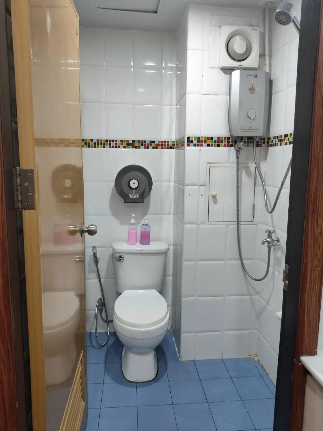 Shower in Longzhu Guesthouse