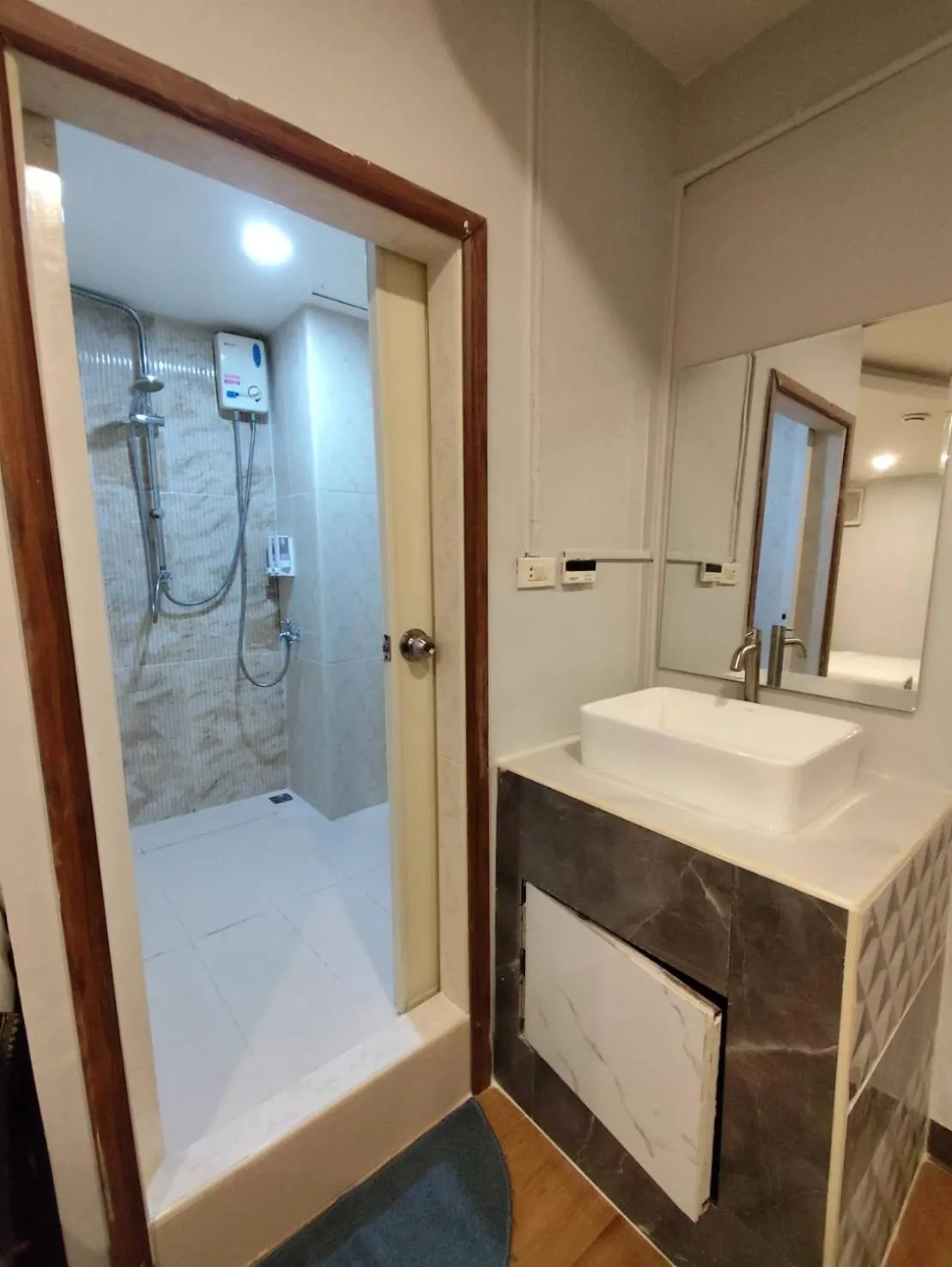 Shower in Longzhu Guesthouse