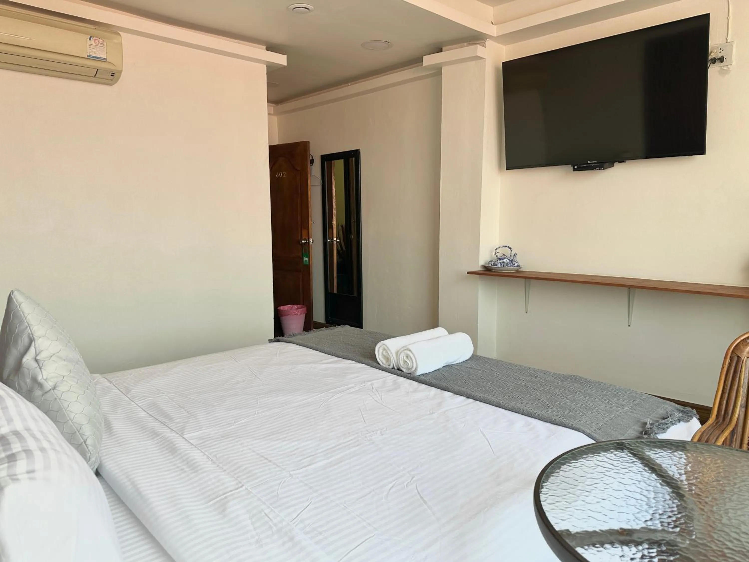 Communal lounge/ TV room, Bed in Longzhu Guesthouse