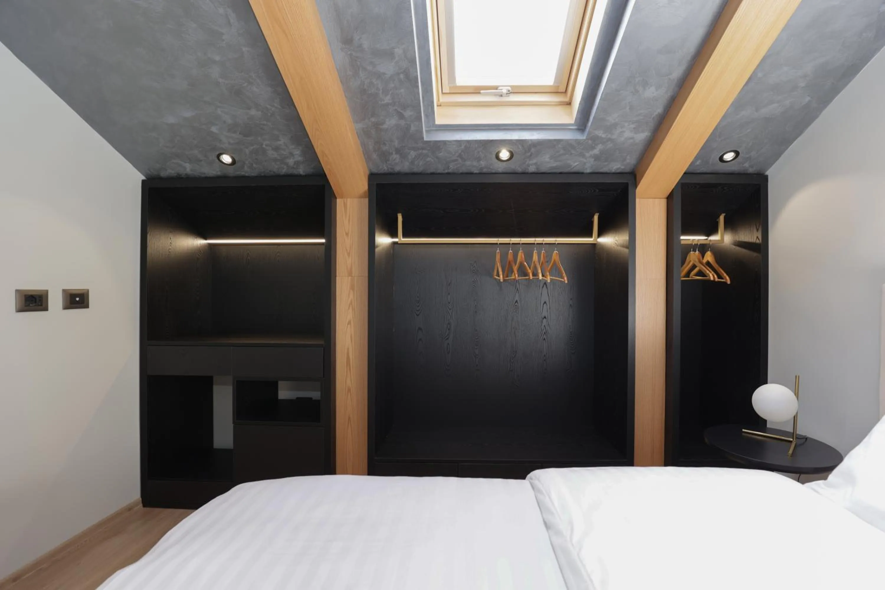 wardrobe, Bed in Gremmy Boutique Hotel
