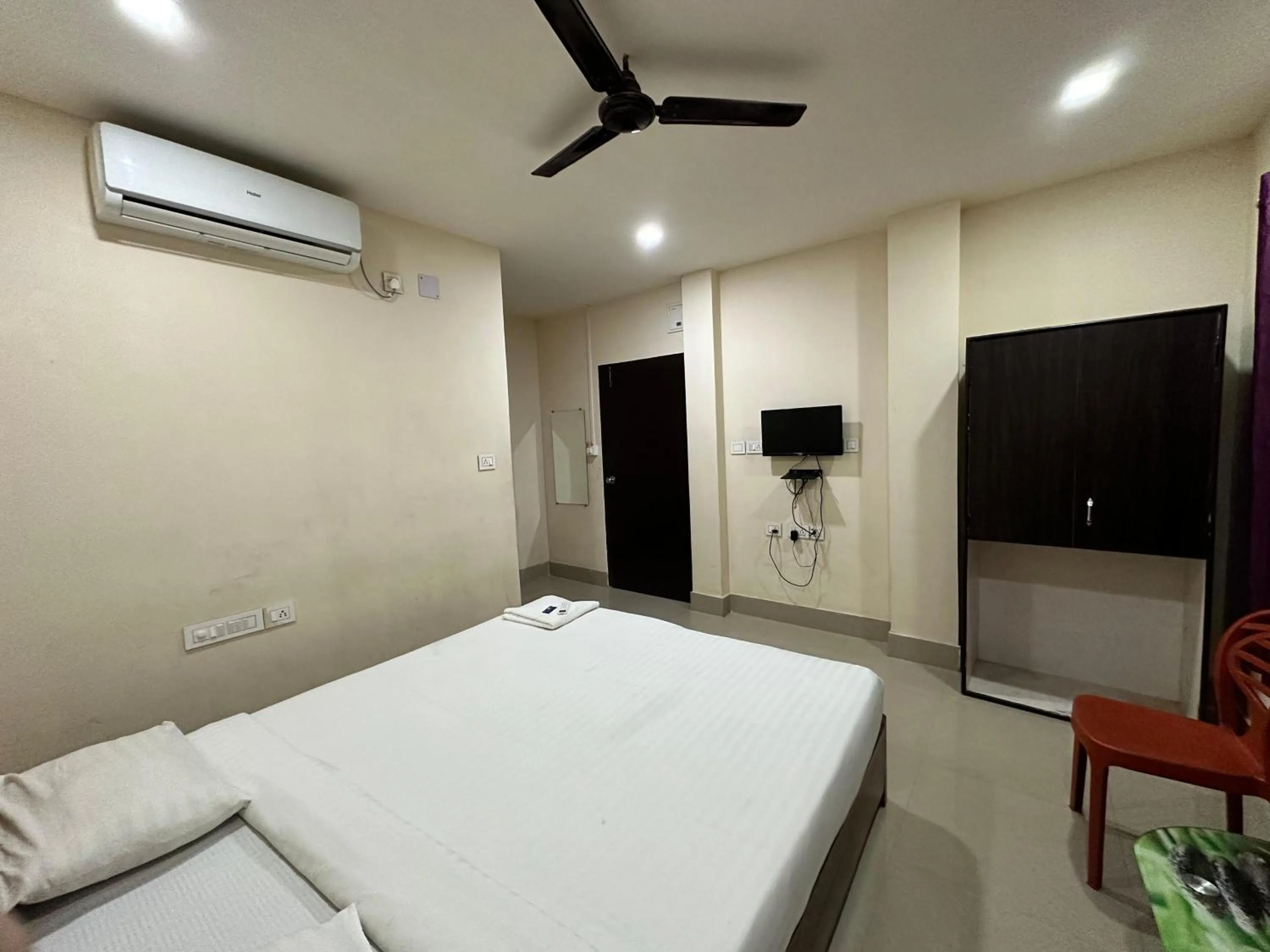 Communal lounge/ TV room in The Dew Drop Hotel