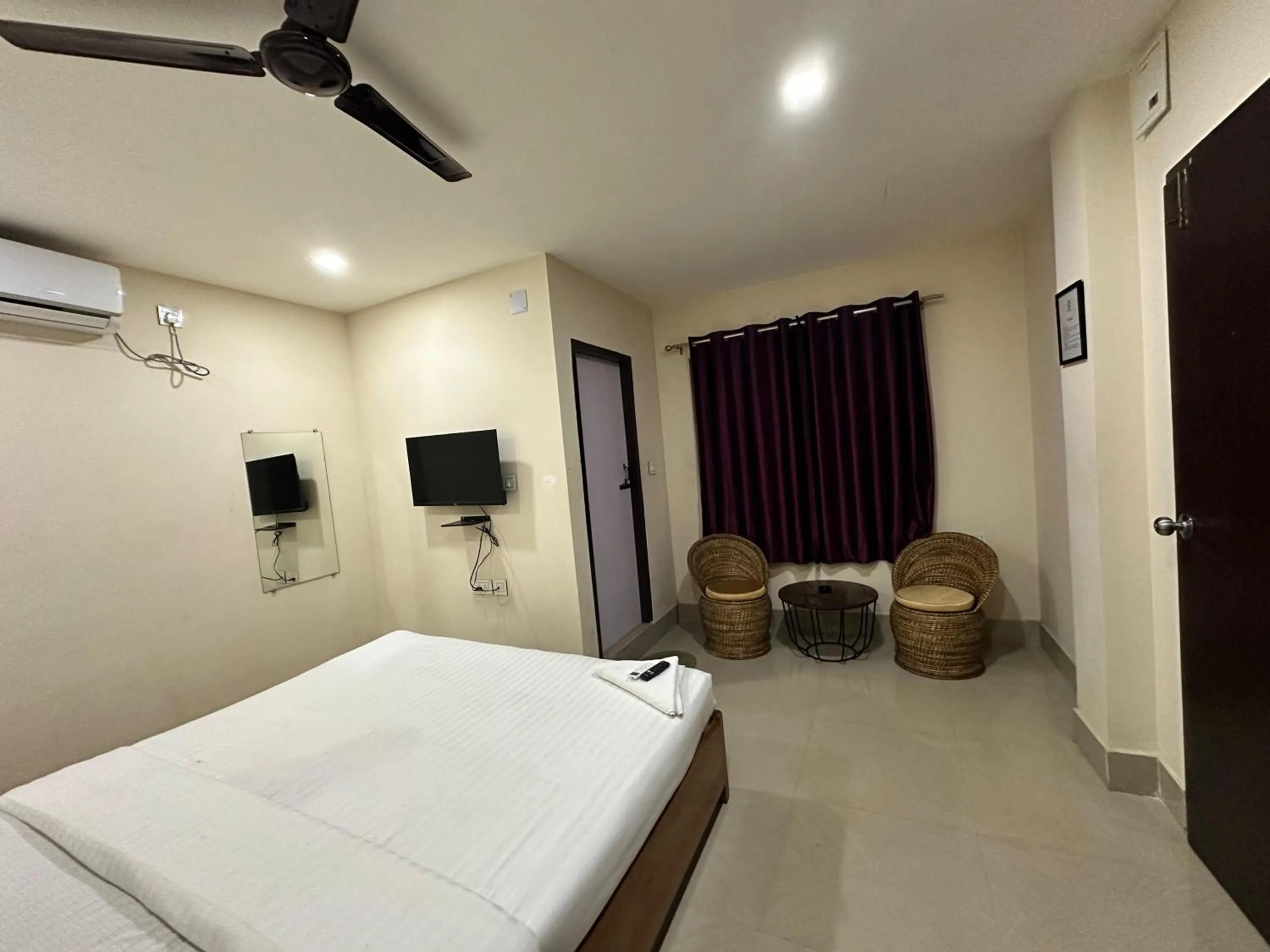 Communal lounge/ TV room in The Dew Drop Hotel