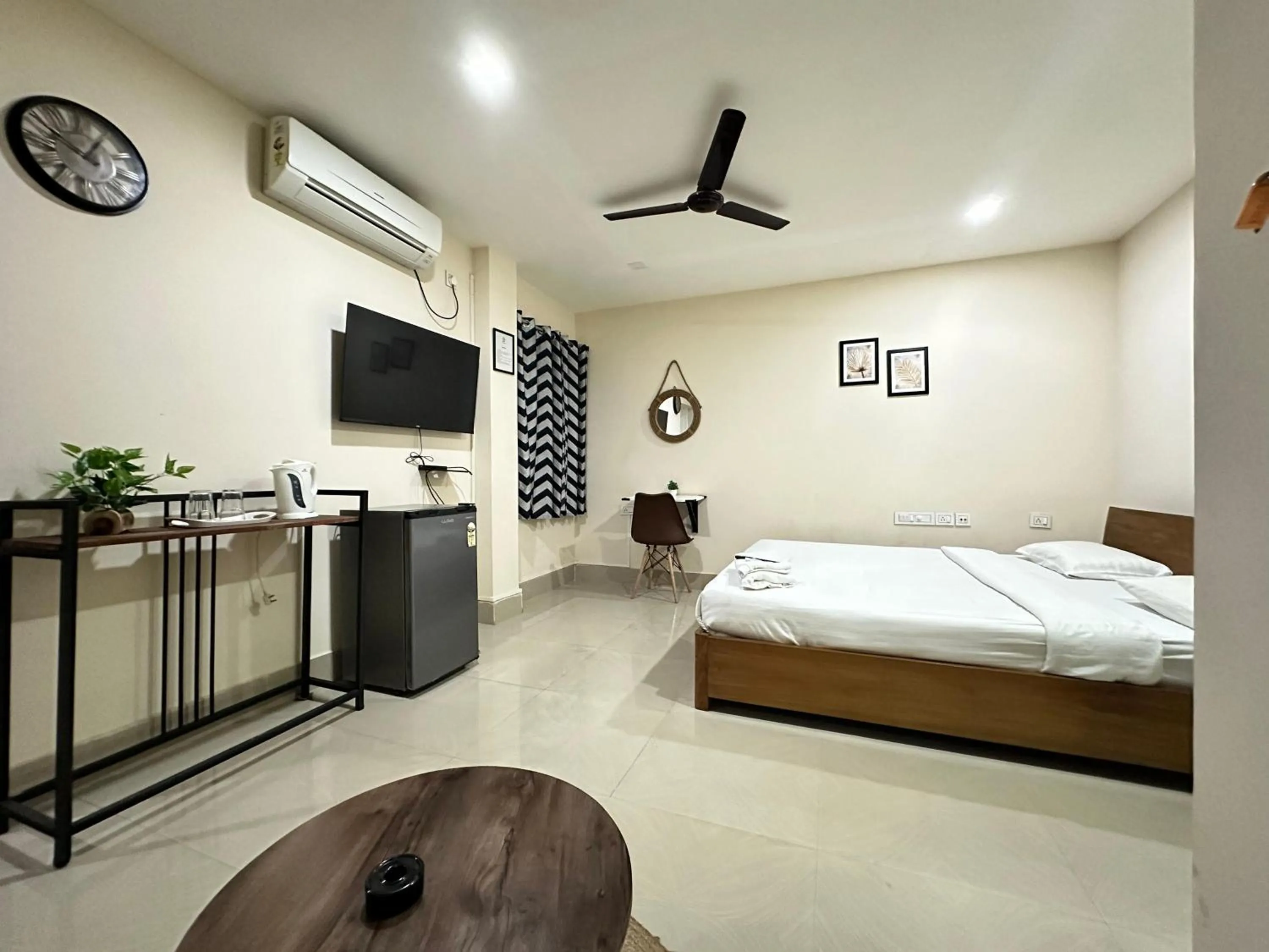 Communal lounge/ TV room in The Dew Drop Hotel