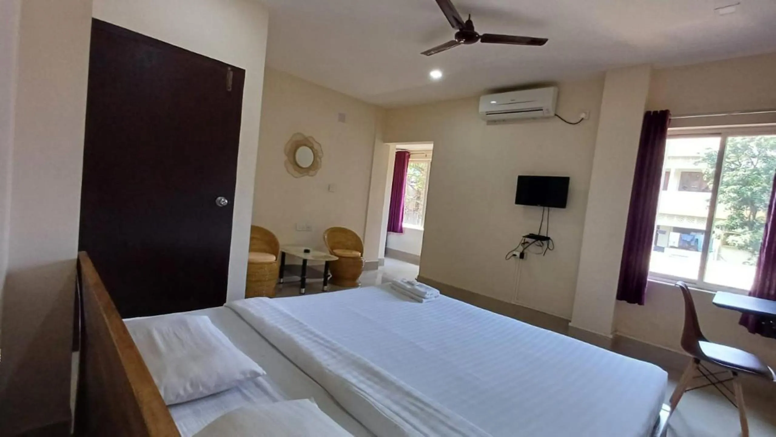 Communal lounge/ TV room in The Dew Drop Hotel