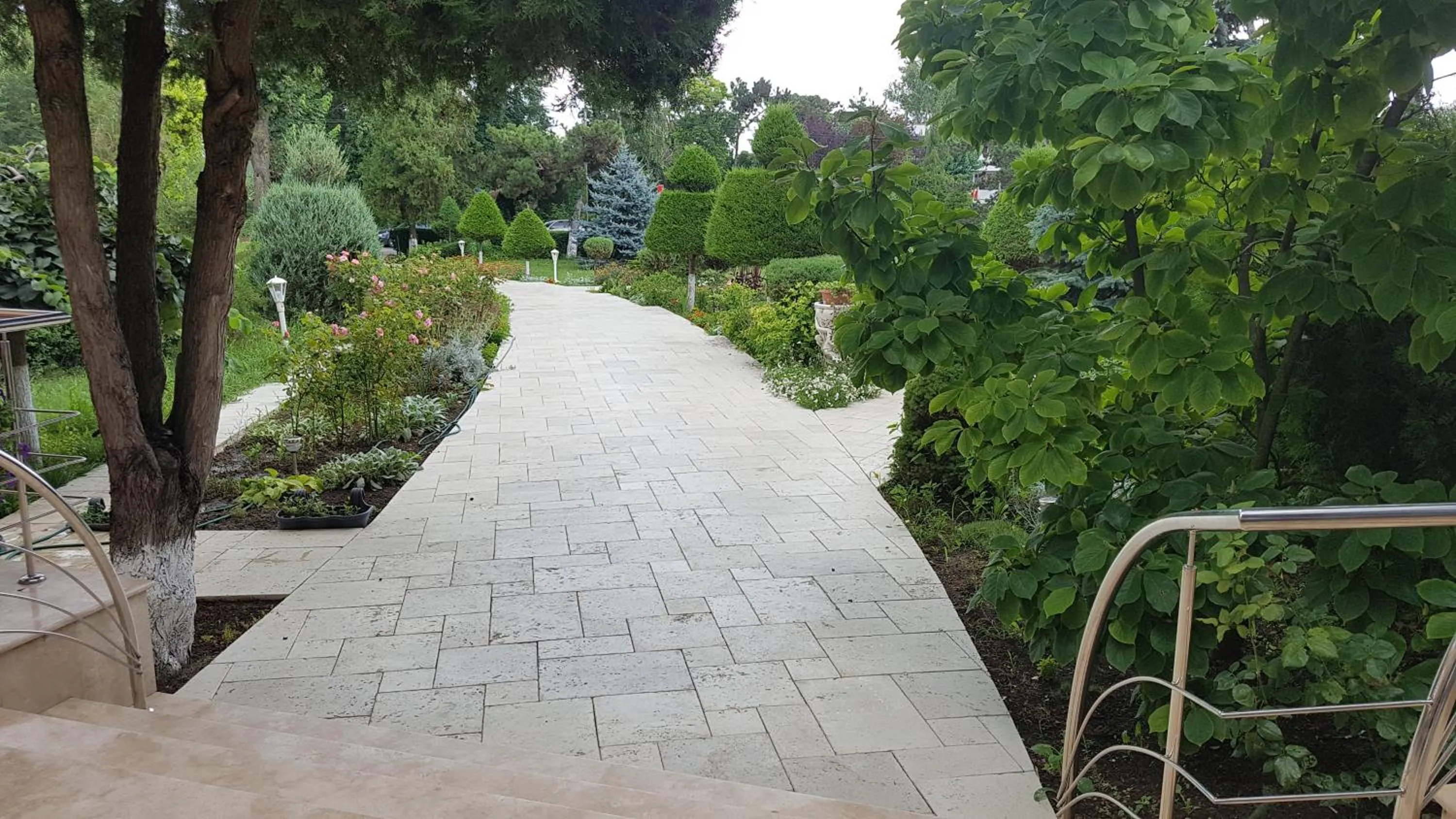 Garden view in Hotel Scoica