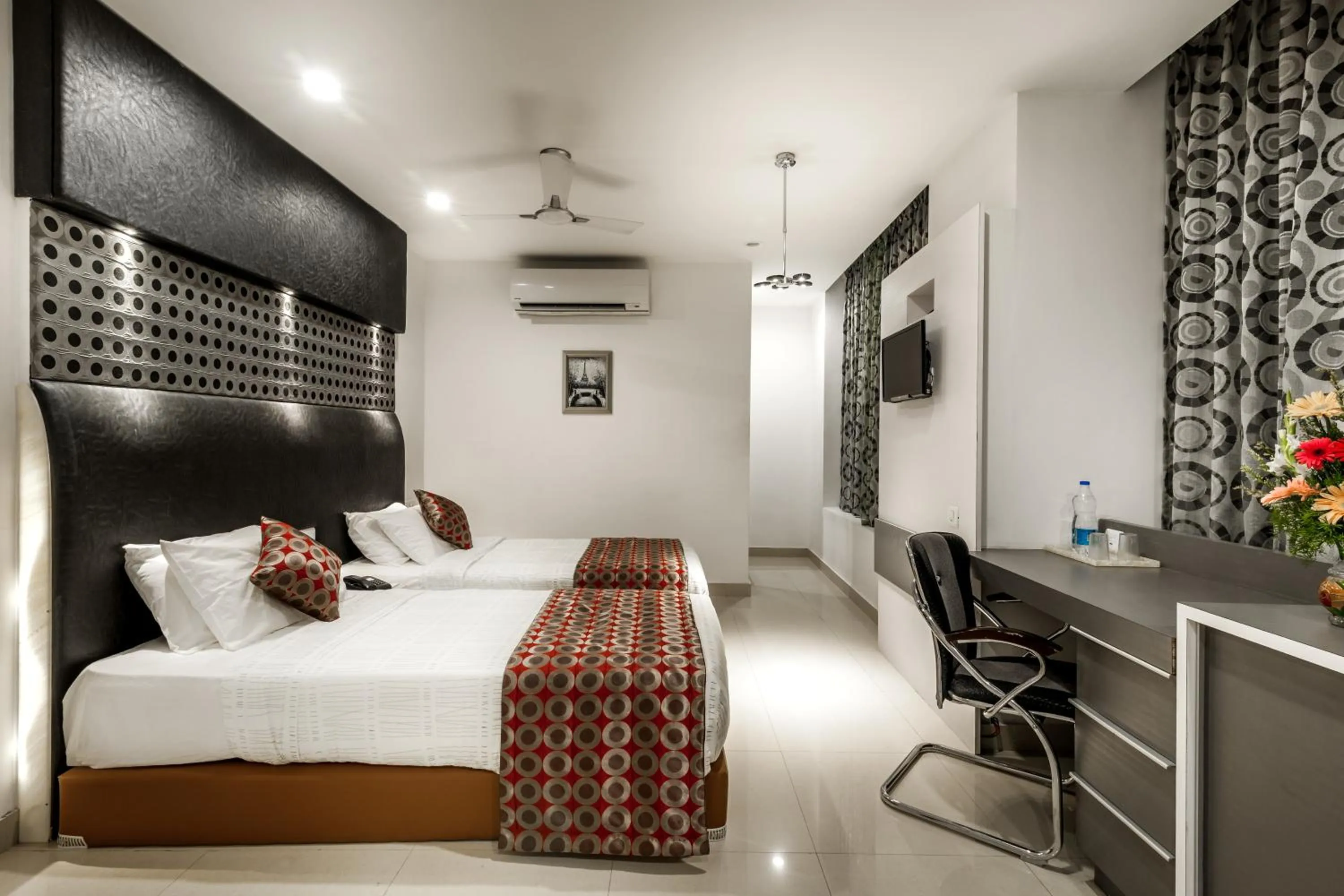 Photo of the whole room, Bed in Saaral Residency