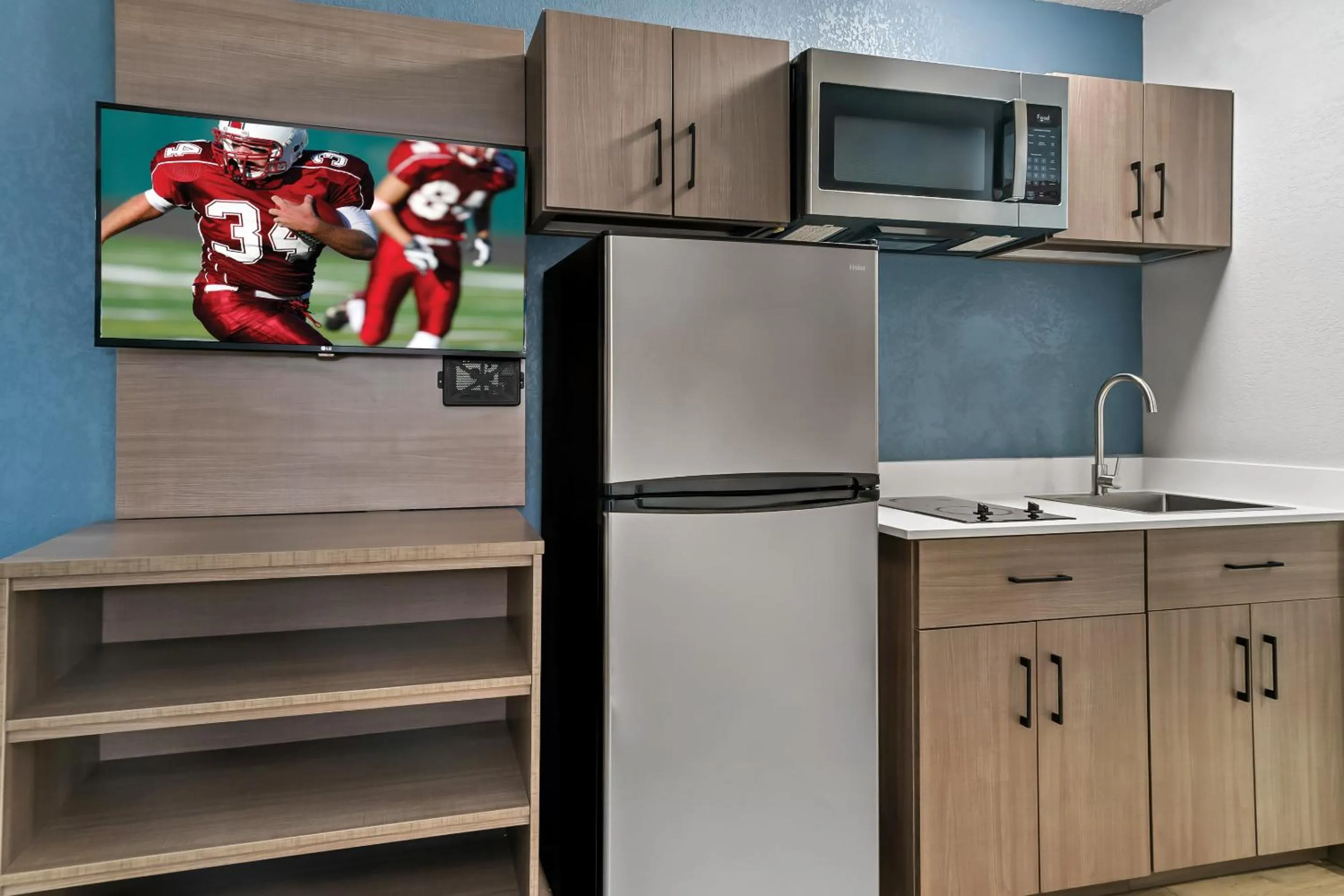 Photo of the whole room in HomeTowne Studios by Red Roof Flint