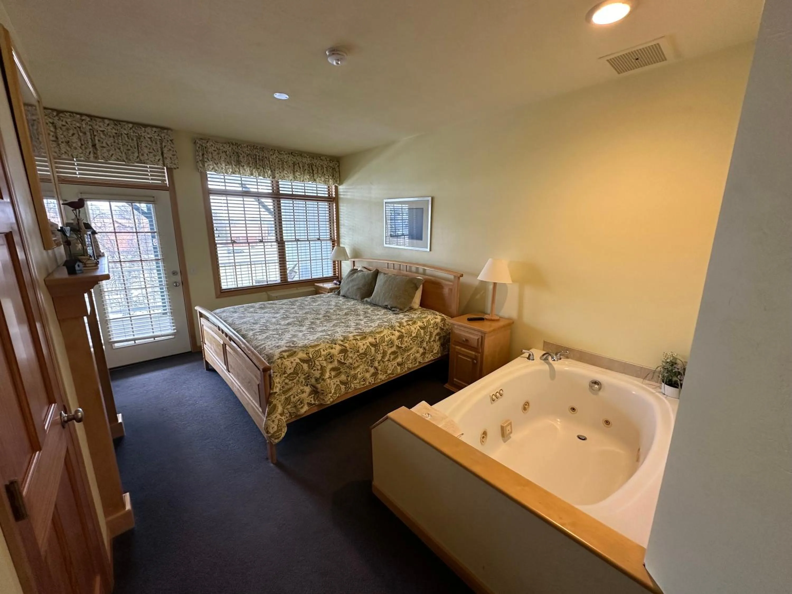 Hot Tub, Bed in Birchwood Lodge