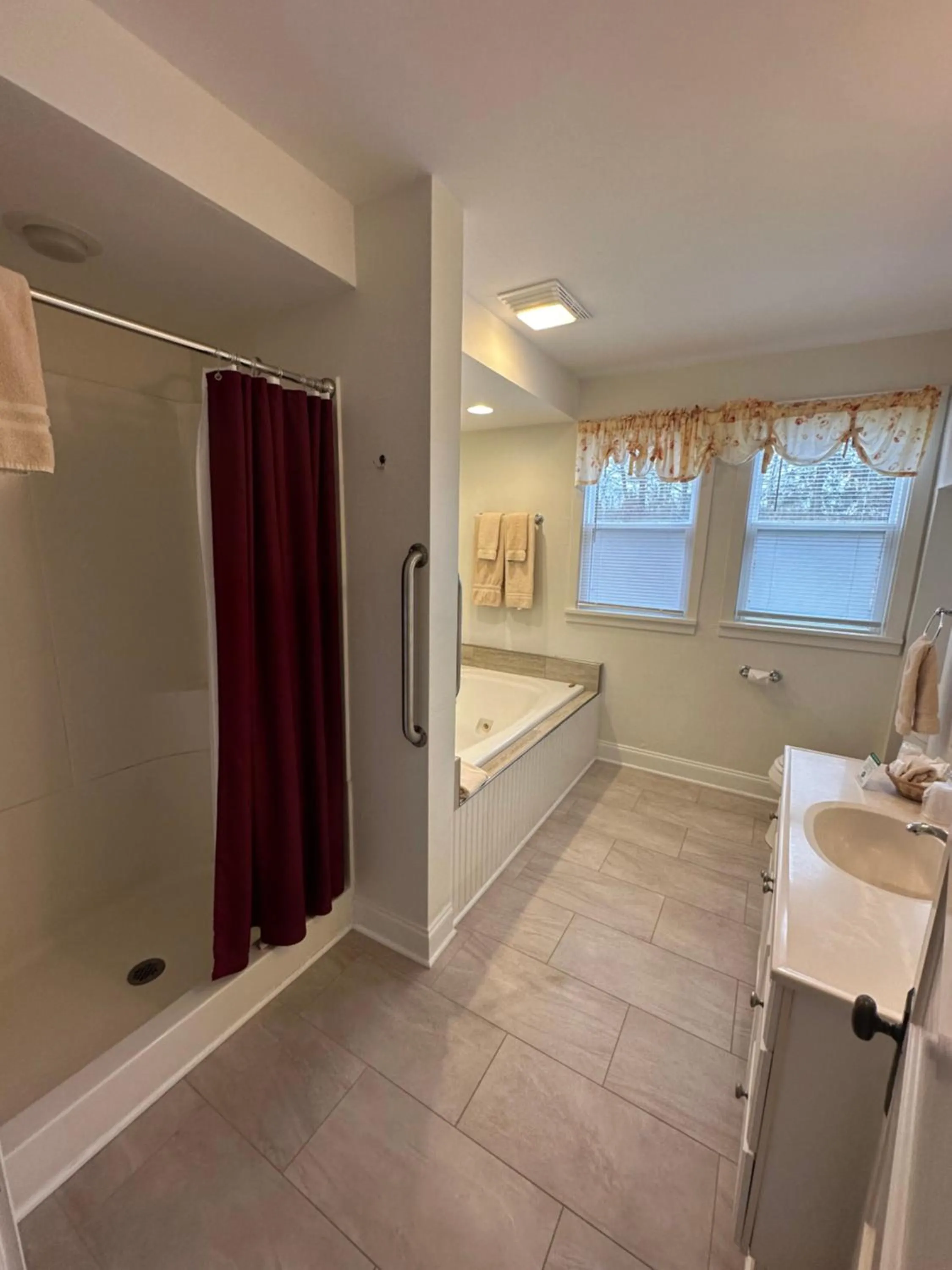 Shower, Bed in Birchwood Lodge