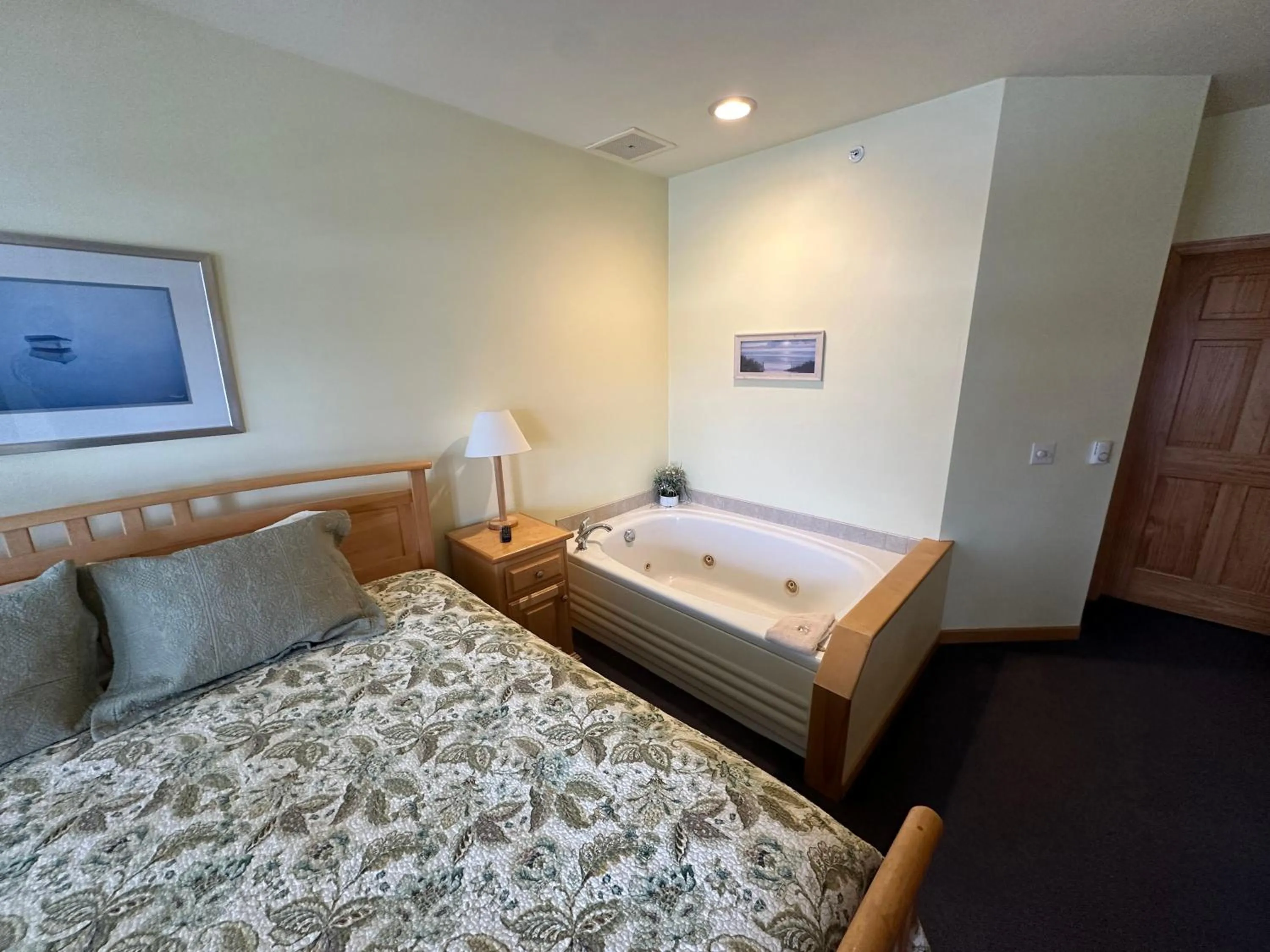 Hot Tub, Bed in Birchwood Lodge