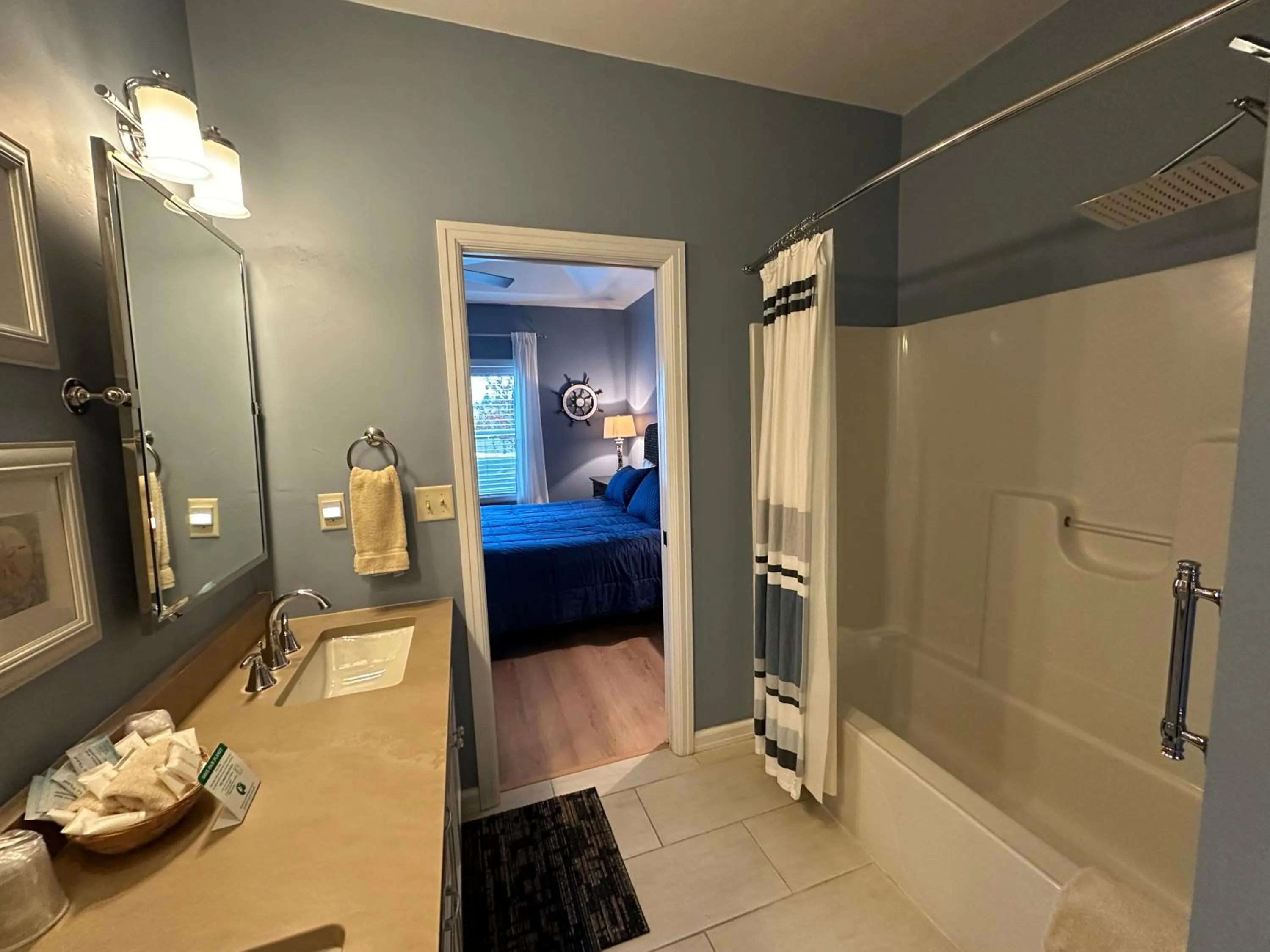 Bathroom, Bed in Birchwood Lodge