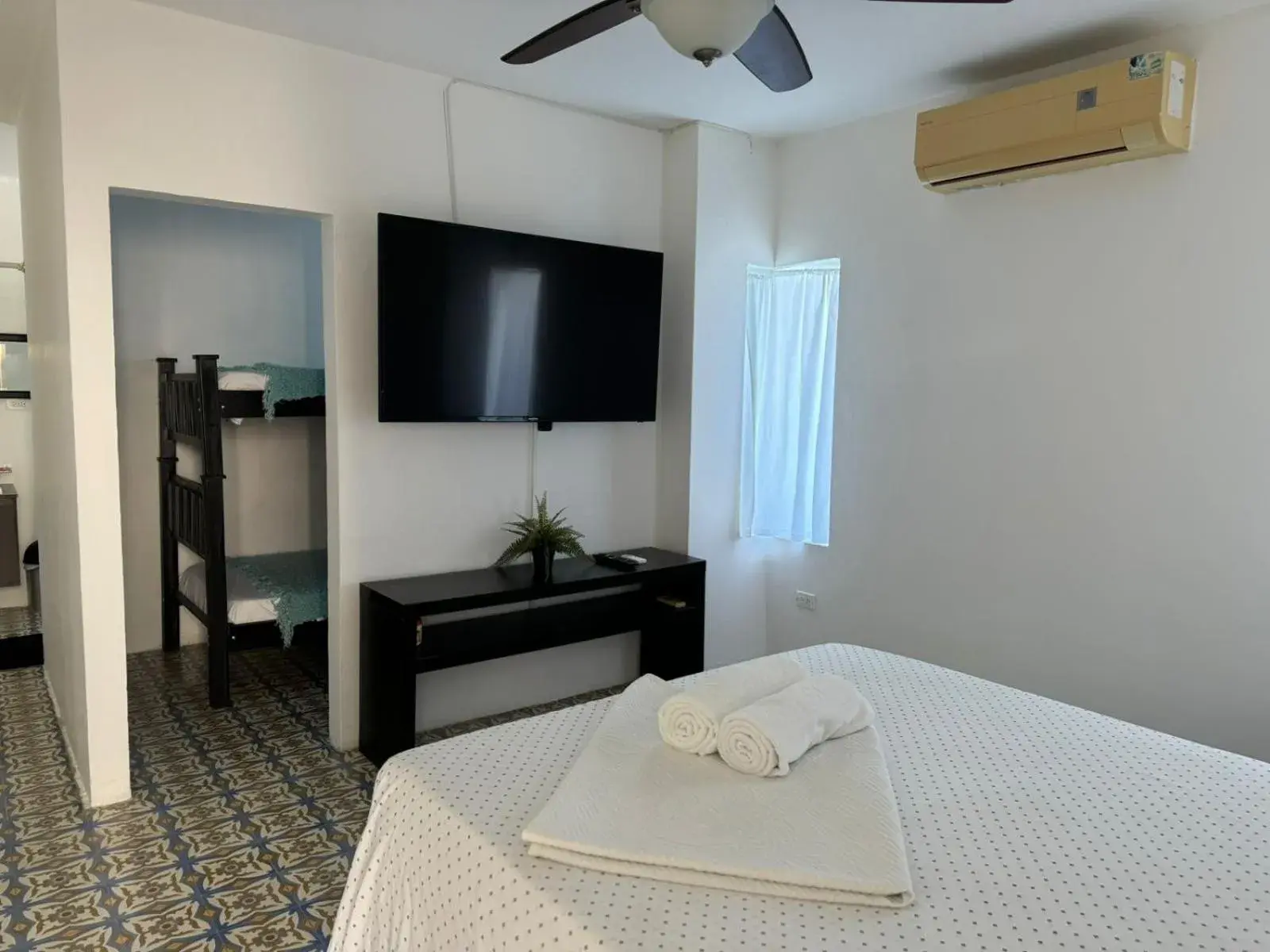 Quadruple Room with Bathroom in Hotel Boutique Chateau de la Mar Quadruple Room with Bathroom in Hotel Boutique Chateau de la Mar