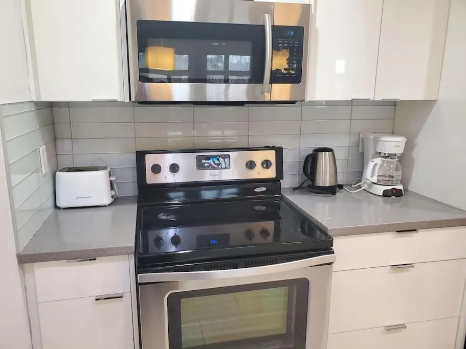 minibar in Stunning 1 bedroom condo in Calgary with riverview