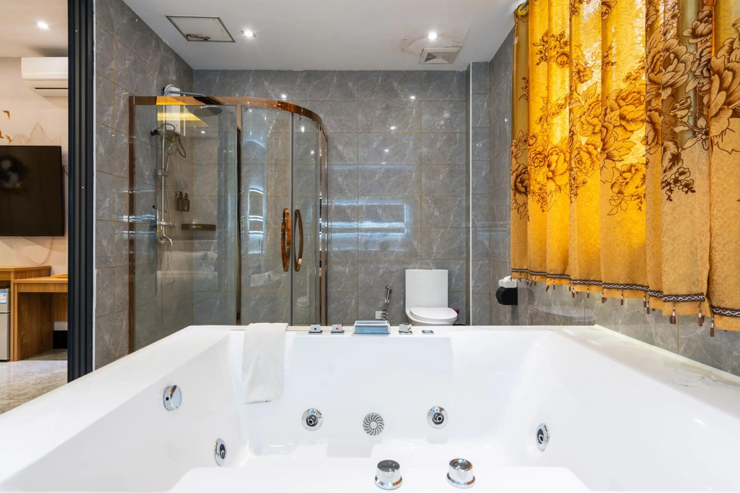 Bath in Home me Hotel Makati