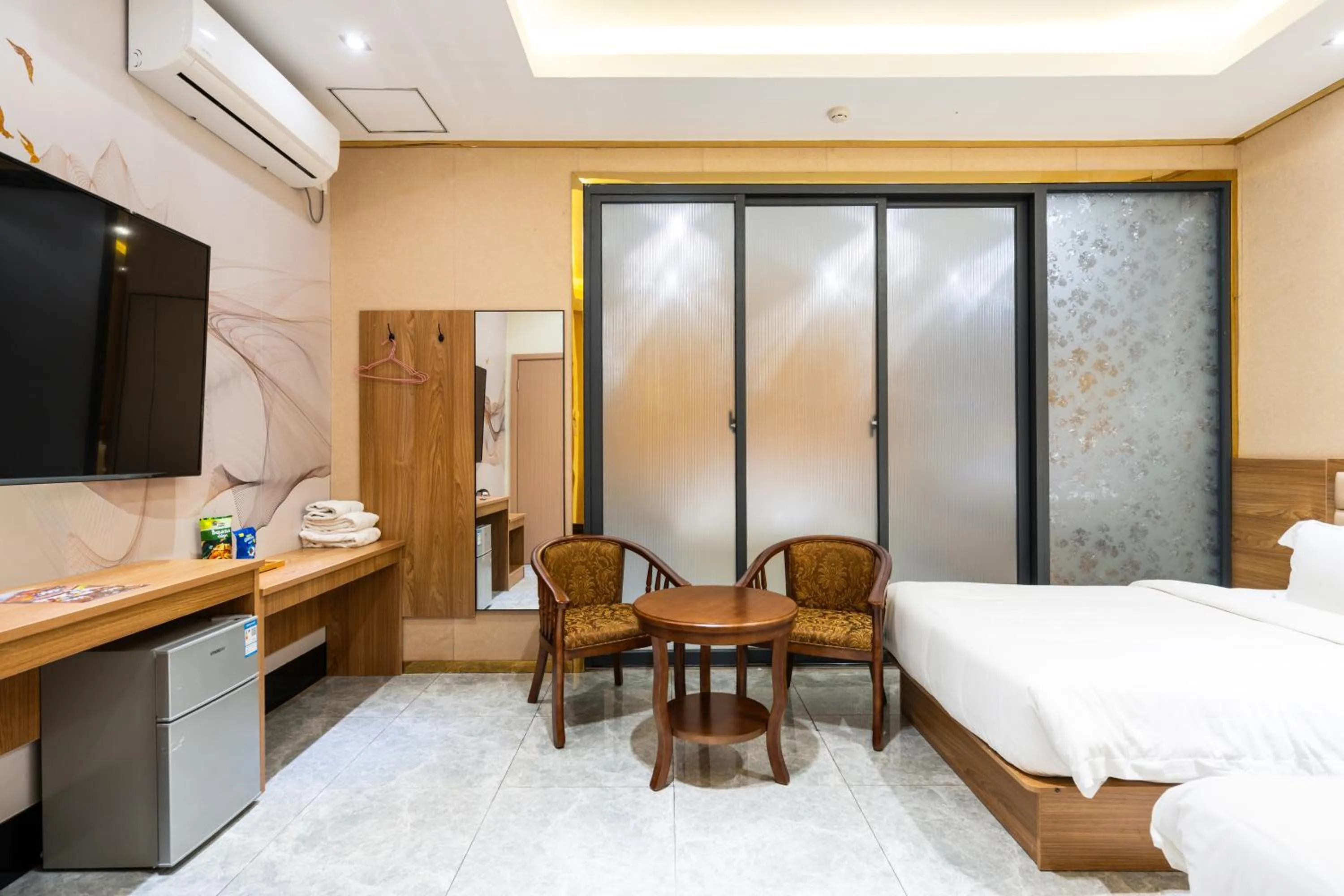 Photo of the whole room, Bed in Home me Hotel Makati