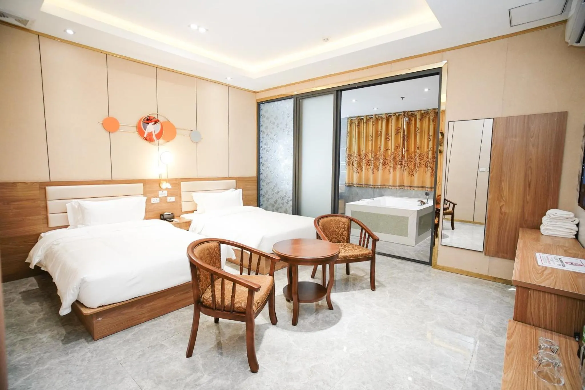 Hot Tub, Bed in Home me Hotel Makati