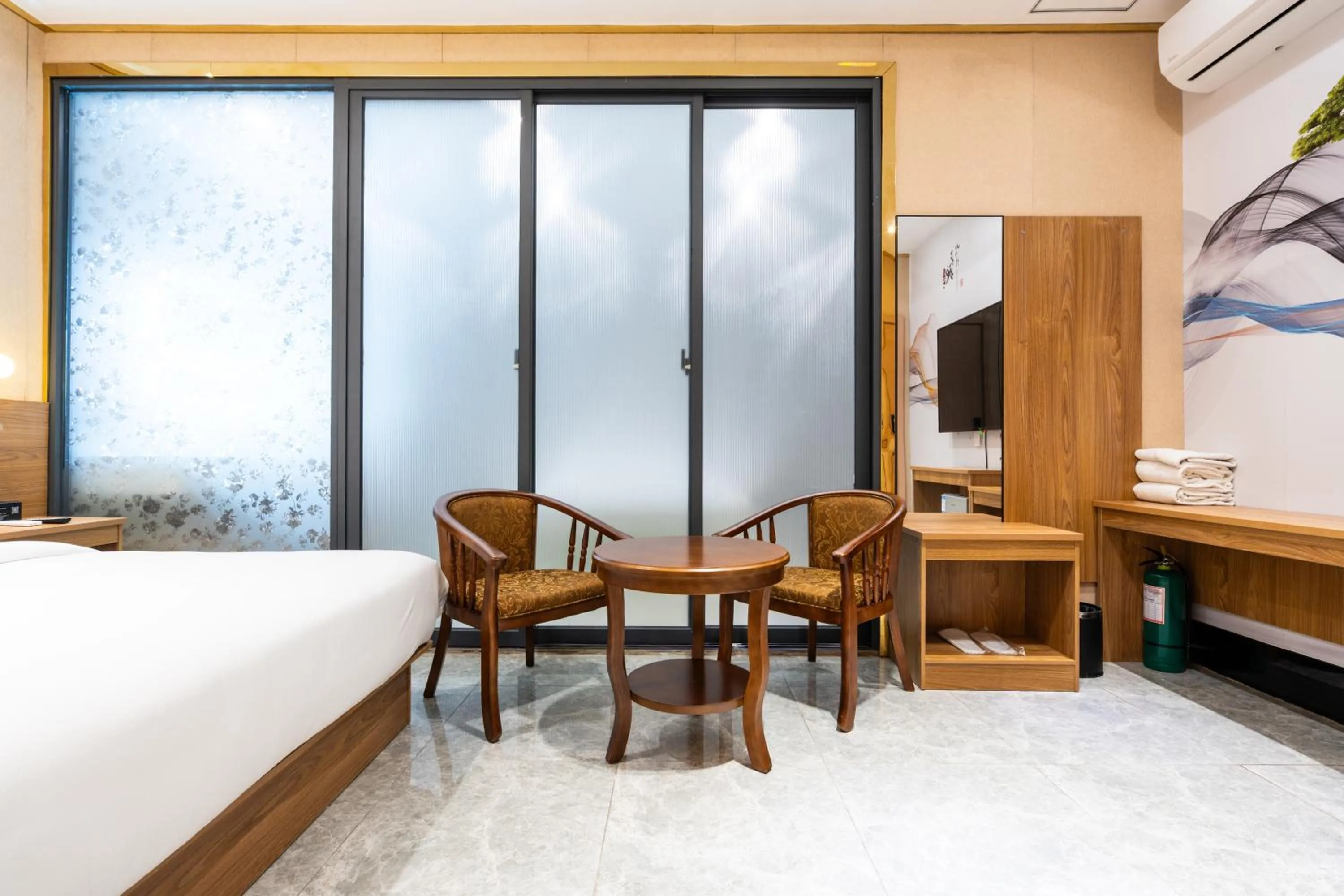 Photo of the whole room, Bed in Home me Hotel Makati