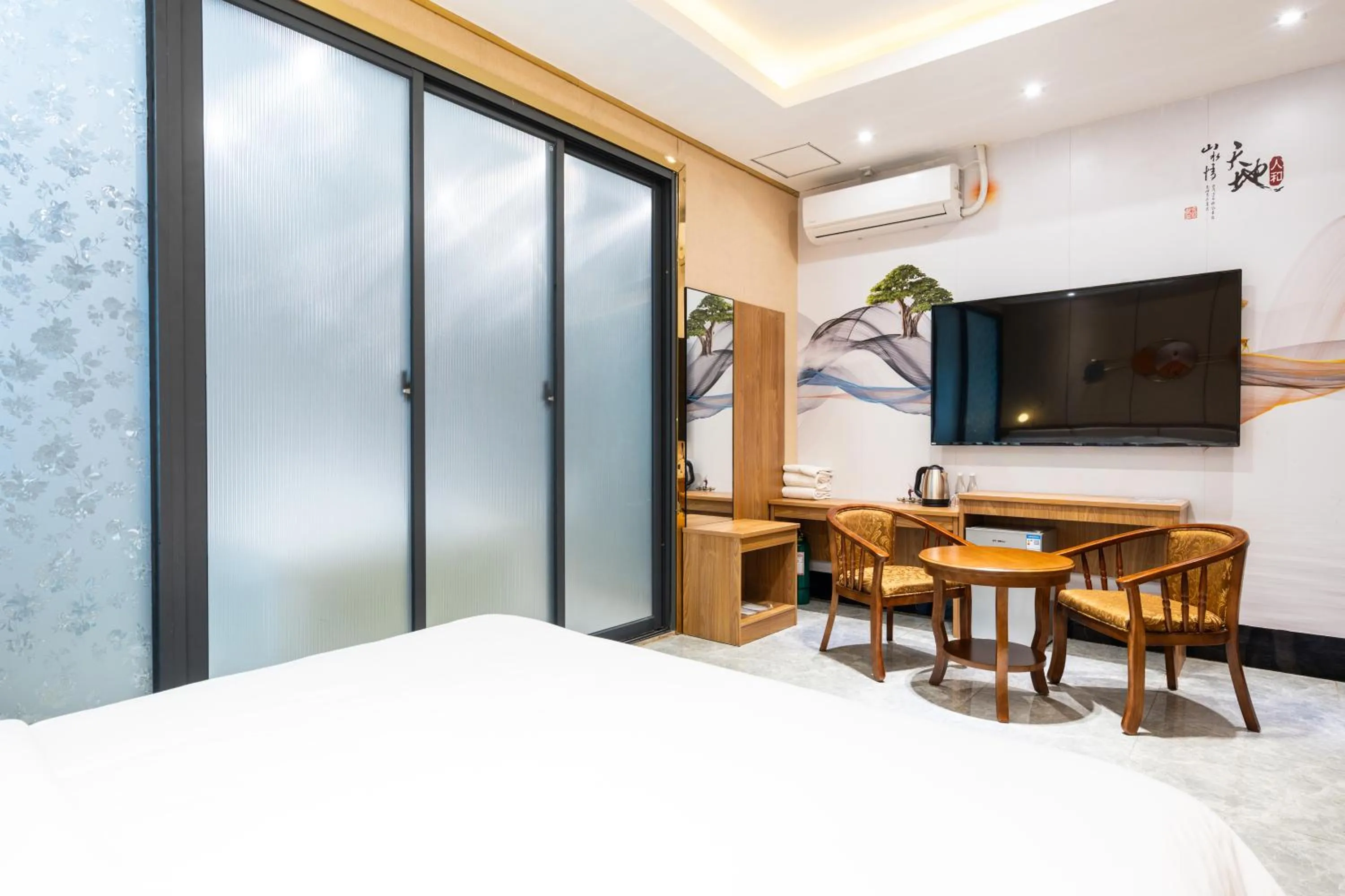 Photo of the whole room, Bed in Home me Hotel Makati