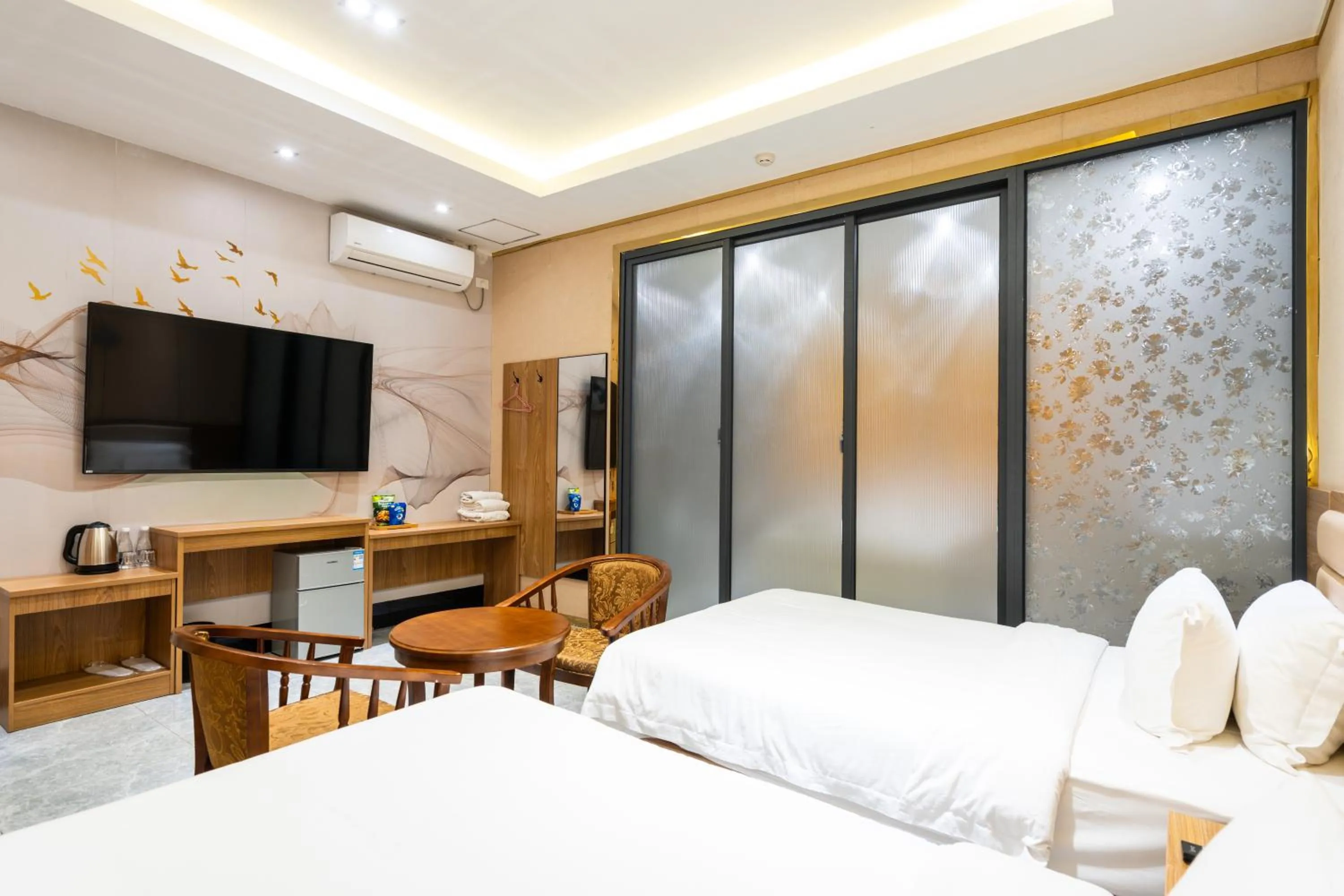 Photo of the whole room, Bed in Home me Hotel Makati