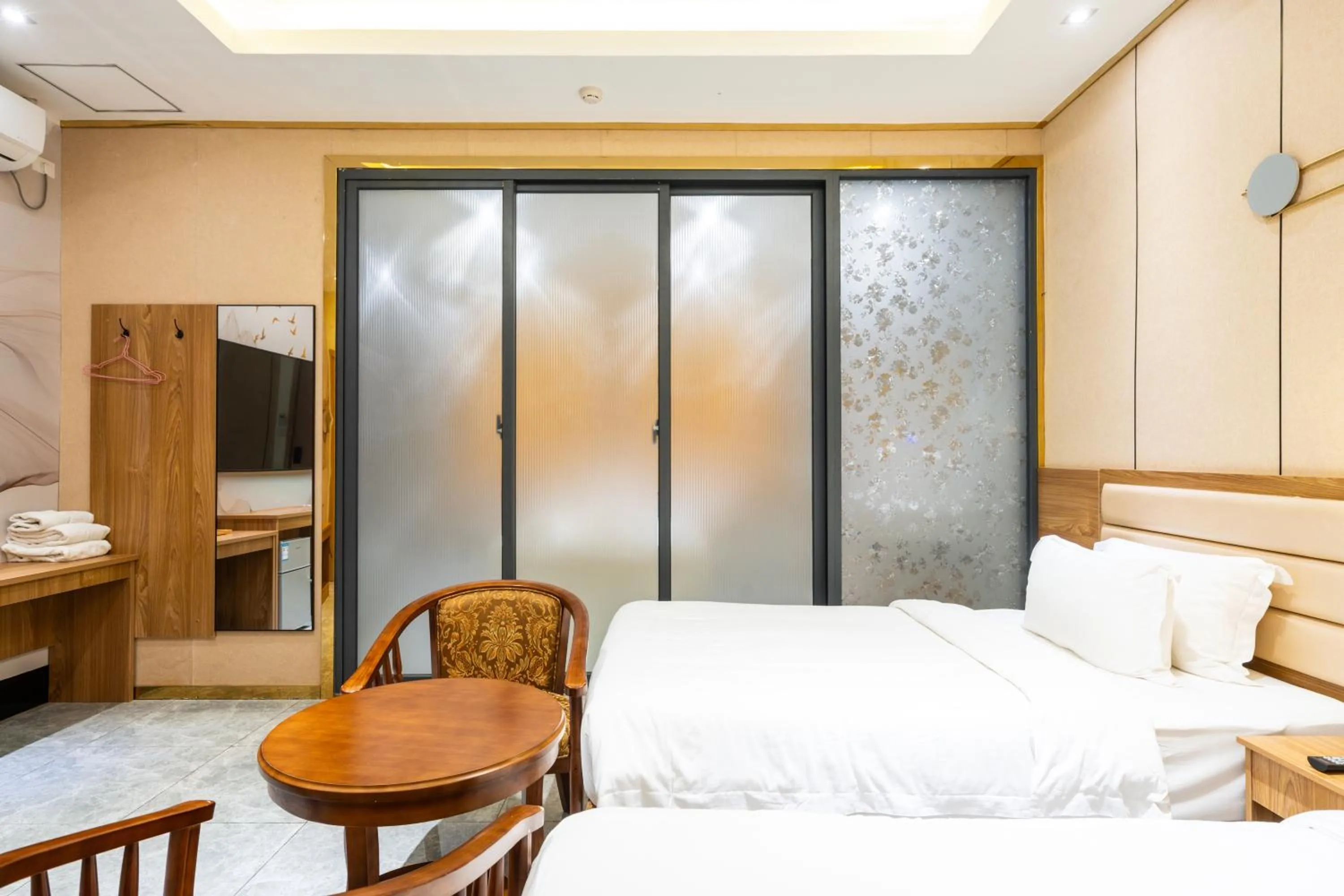 Photo of the whole room, Bed in Home me Hotel Makati