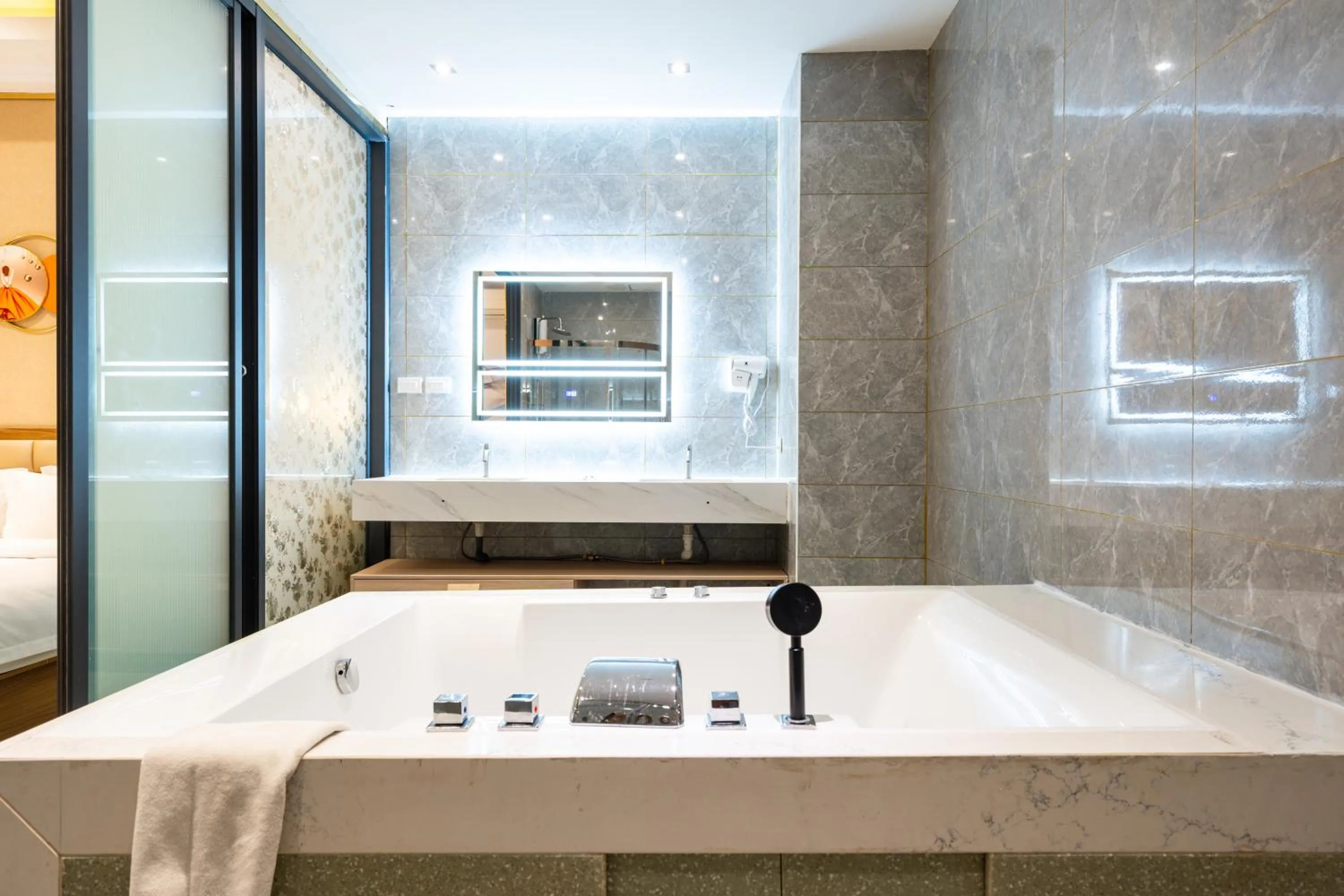 Bath in Home me Hotel Makati