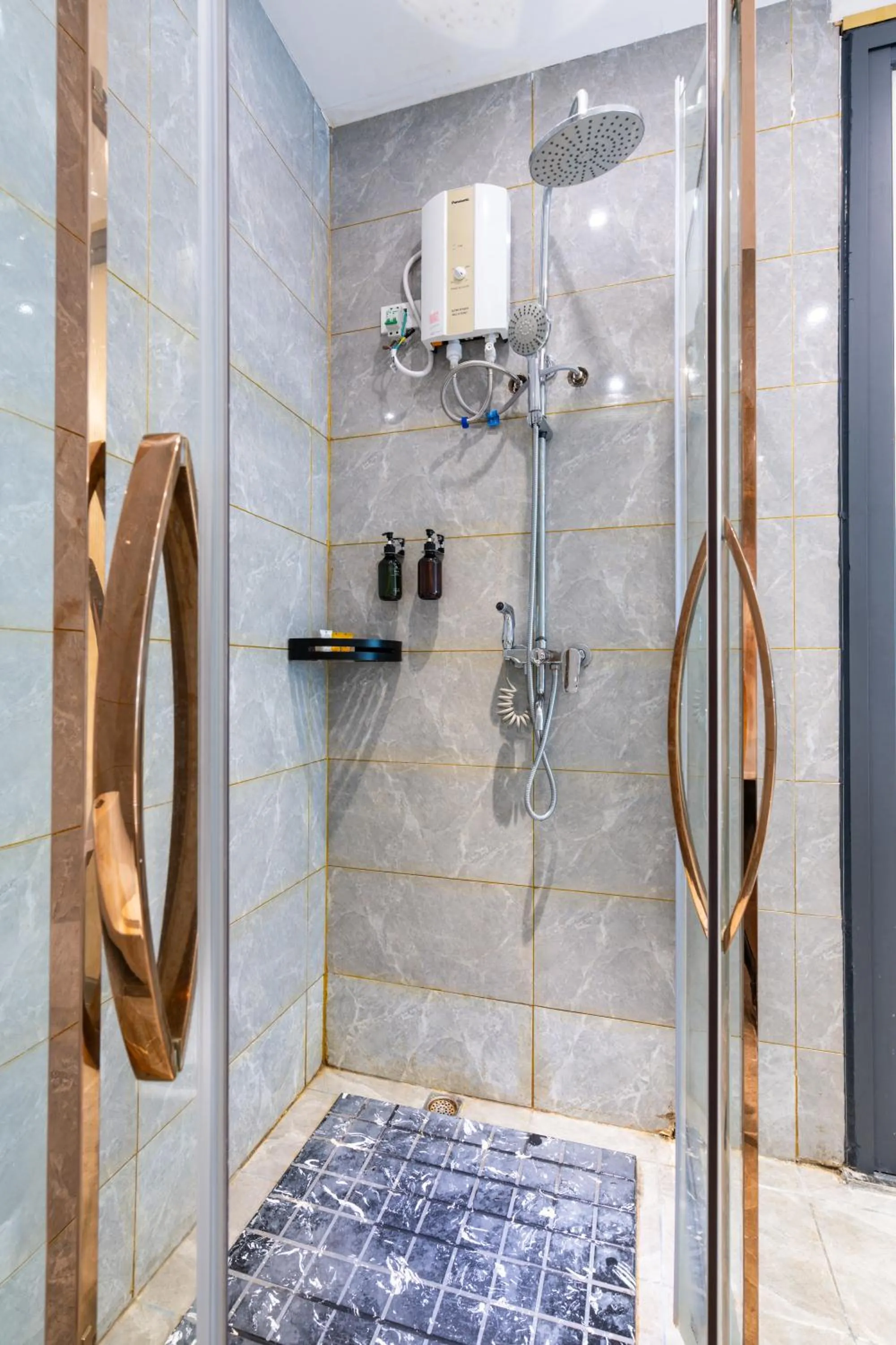 Toilet in Home me Hotel Makati