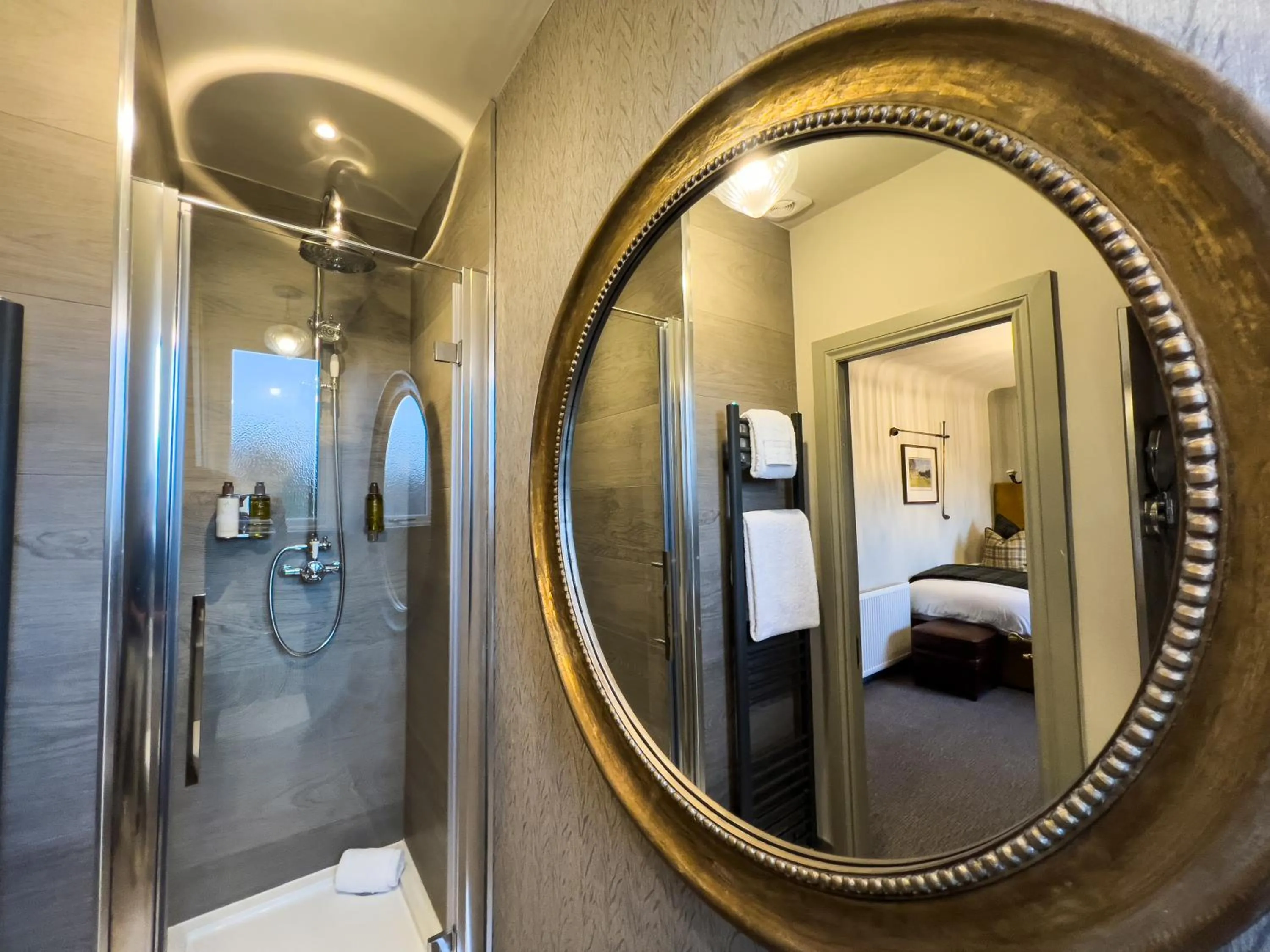 Bathroom, Bed in Abbotsford Hotel