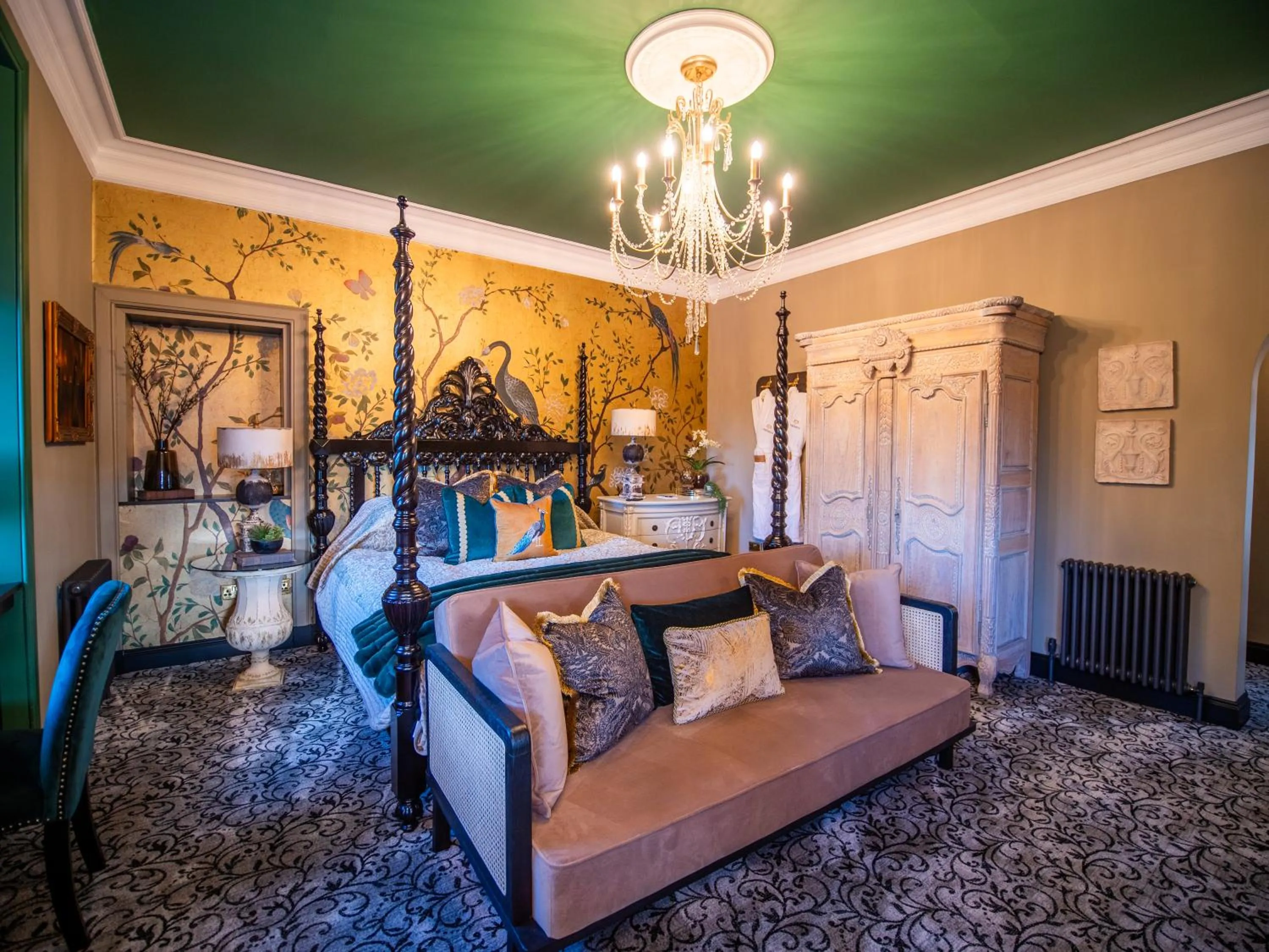 Bedroom in Abbotsford Hotel