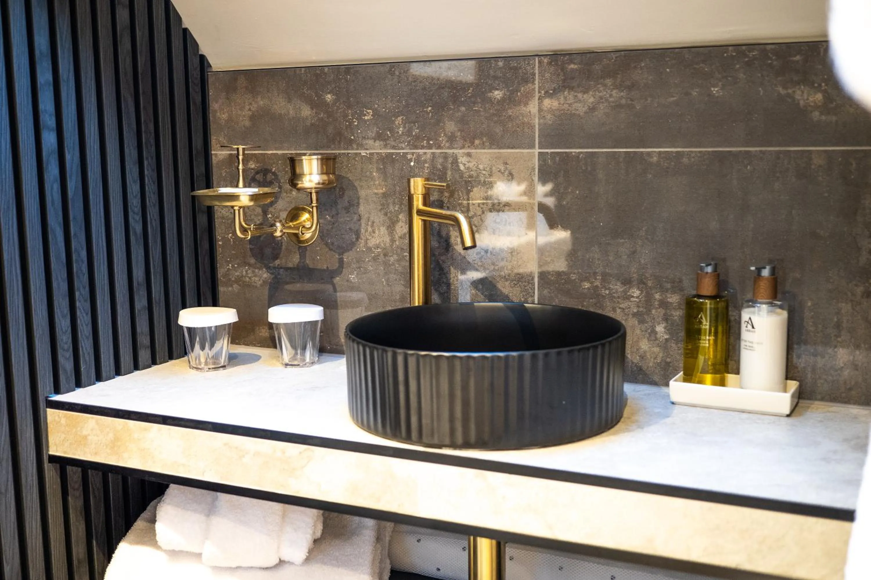 Bathroom in Abbotsford Hotel