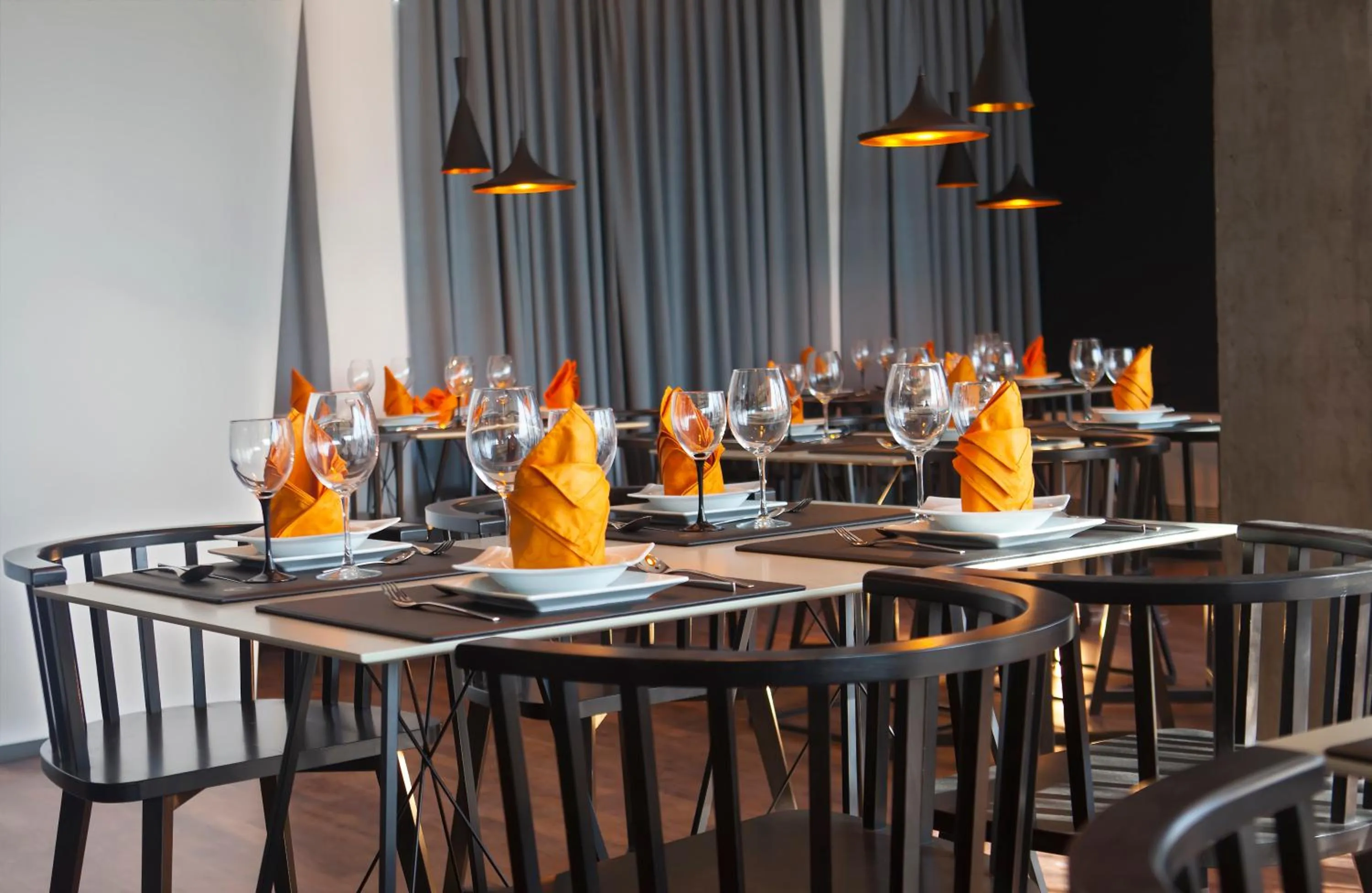 Restaurant/places to eat in Hotel Russia