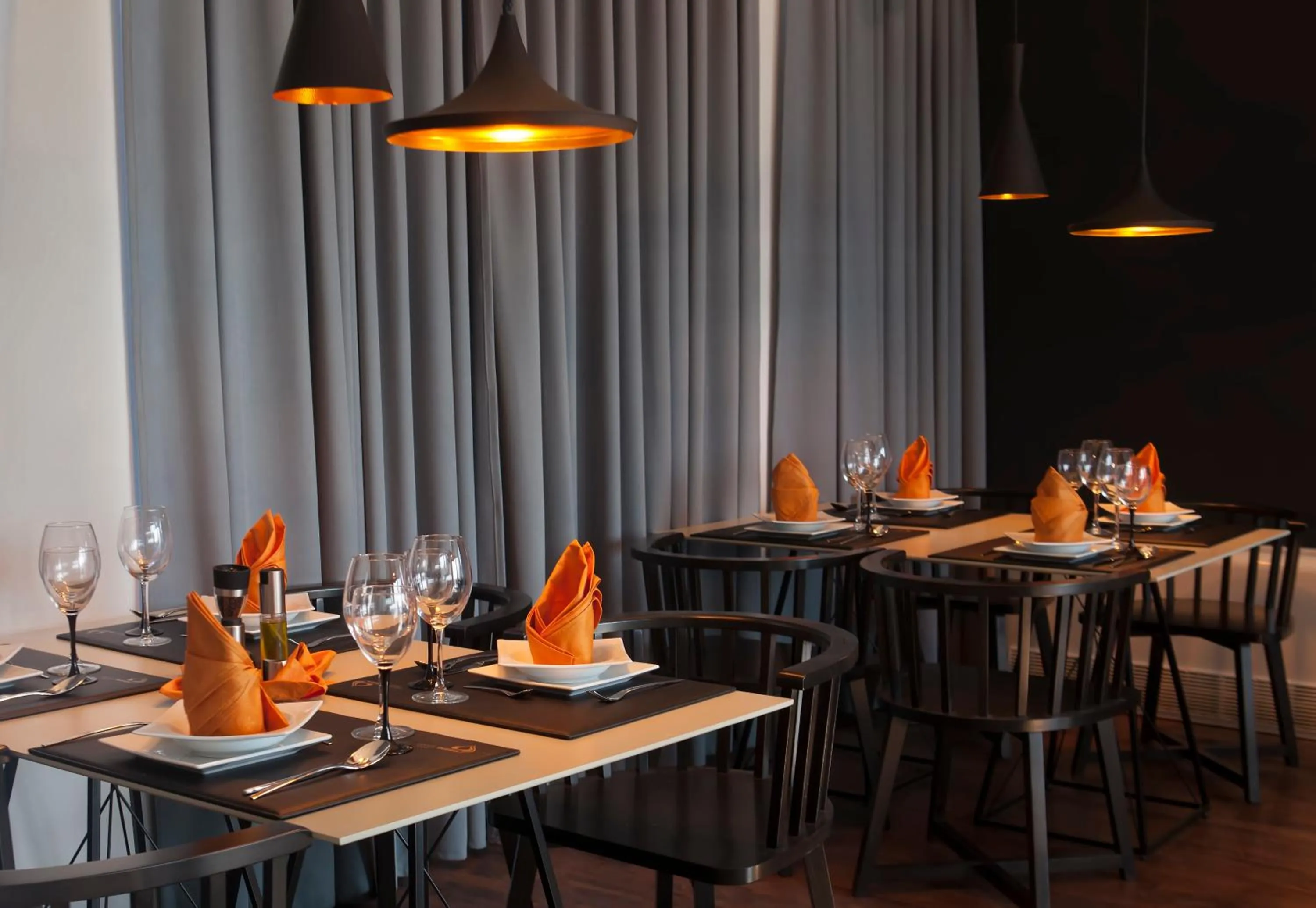 Restaurant/places to eat in Hotel Russia