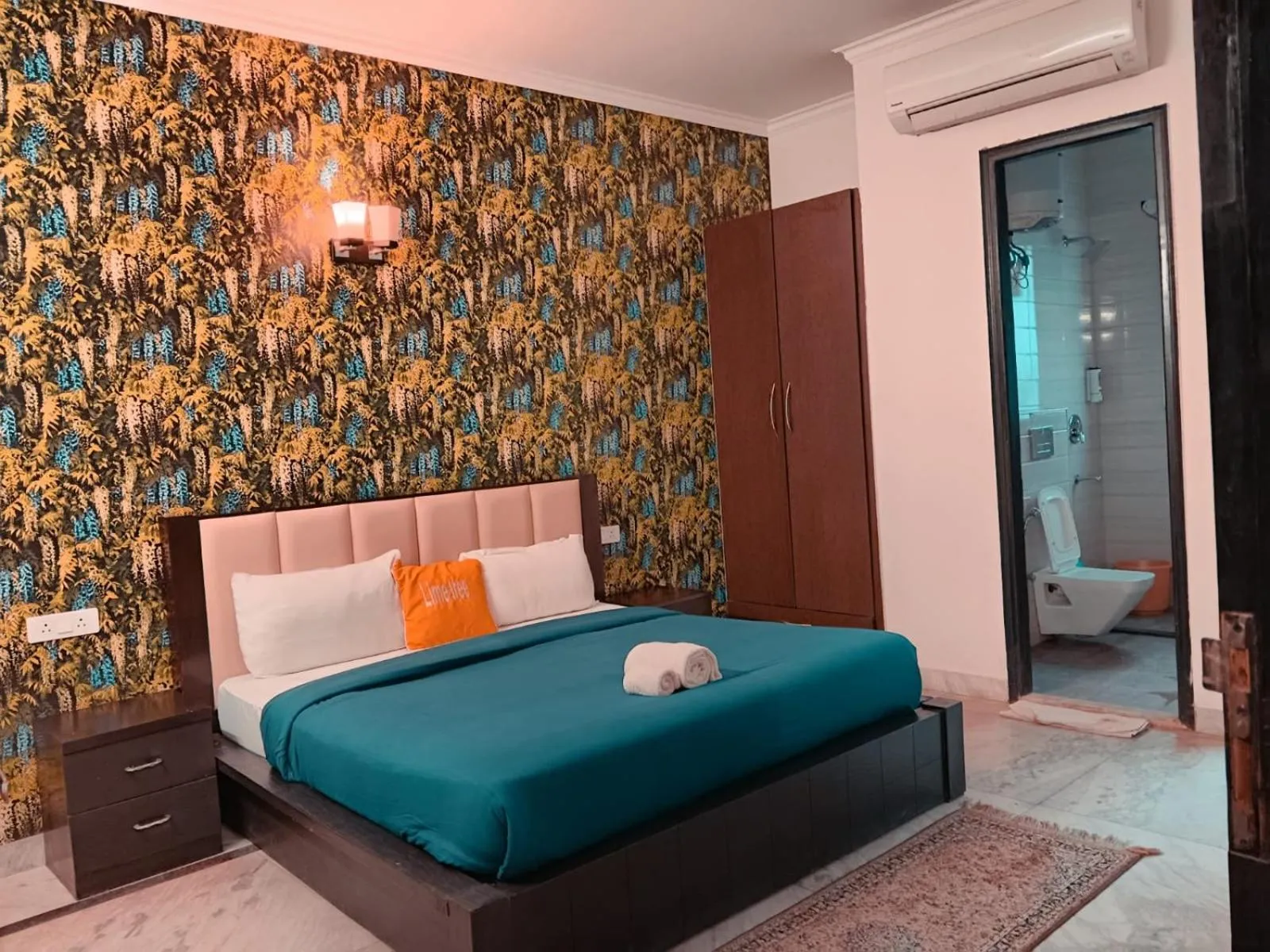 Photo of the whole room, Bed in Lime Tree Hotel - Golf Course Road, Sector-43, Gurugram