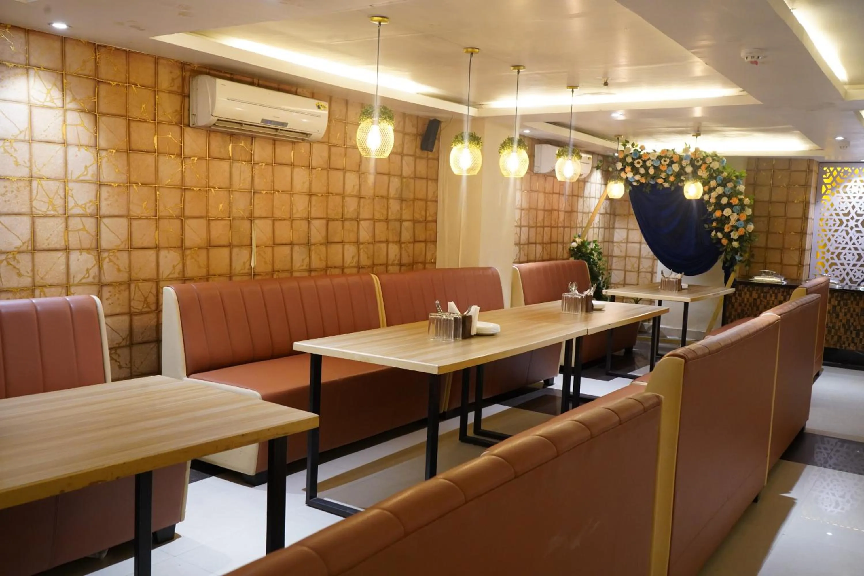 Restaurant/places to eat in Hotel Mandakini Royale