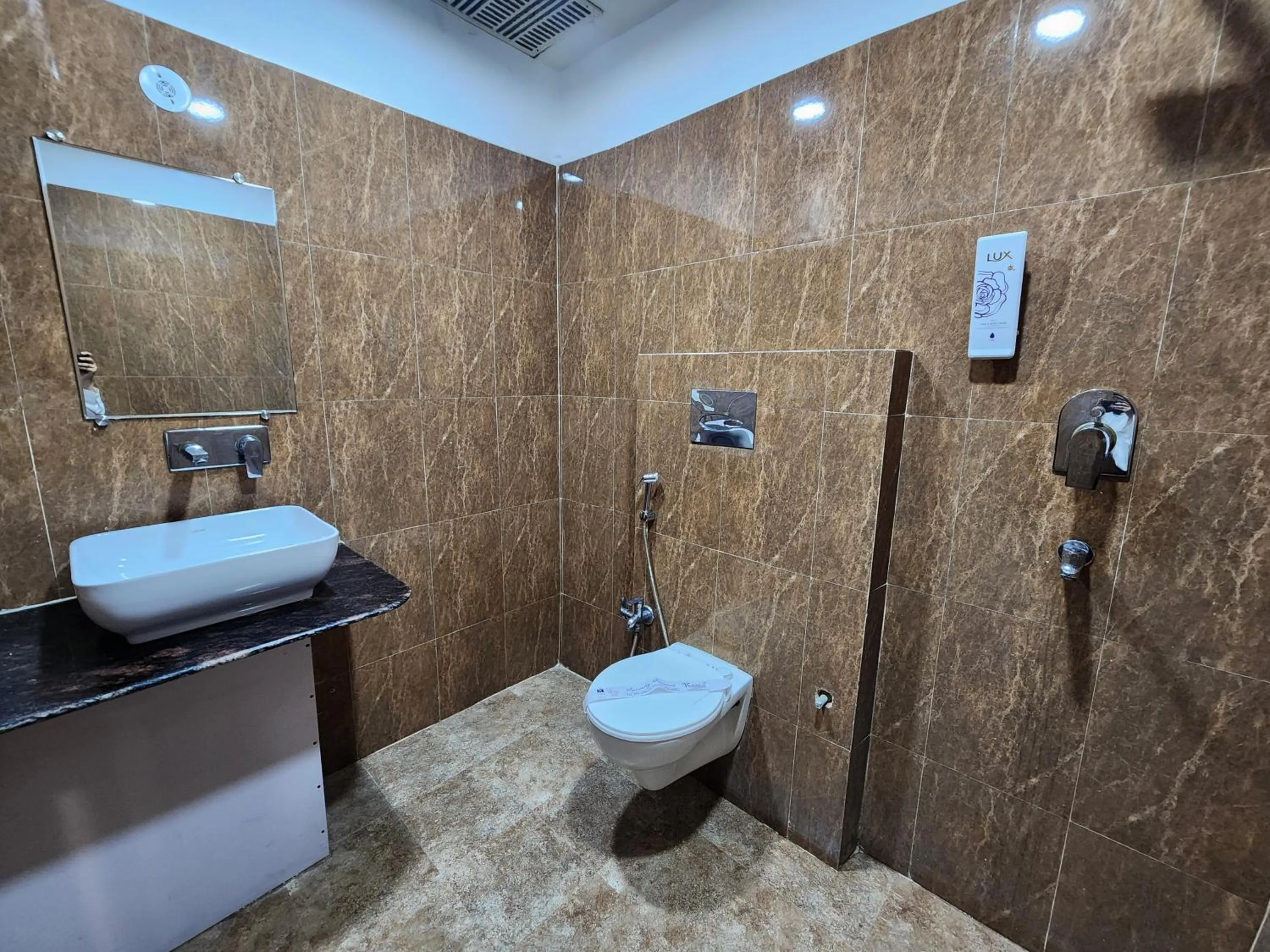 Shower in Hotel Mandakini Royale