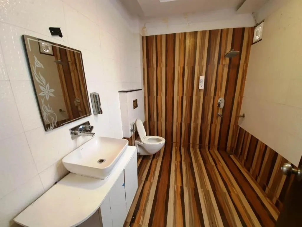 Shower in Hotel Mandakini Royale