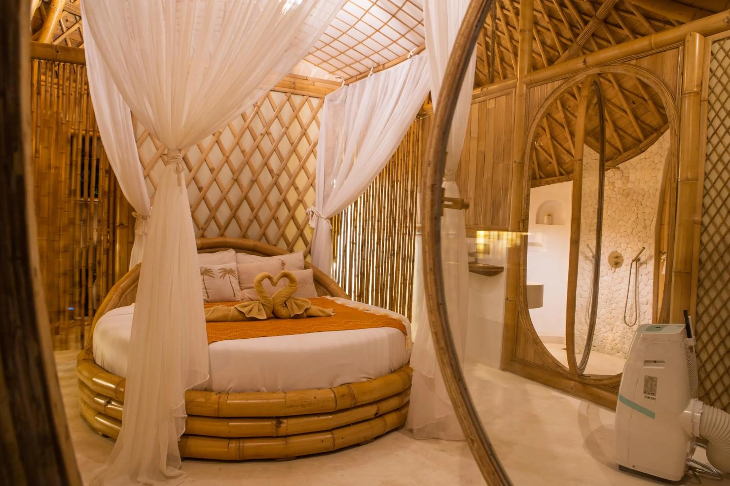 Bathroom, Bed in Camanta Penida - Adult Only