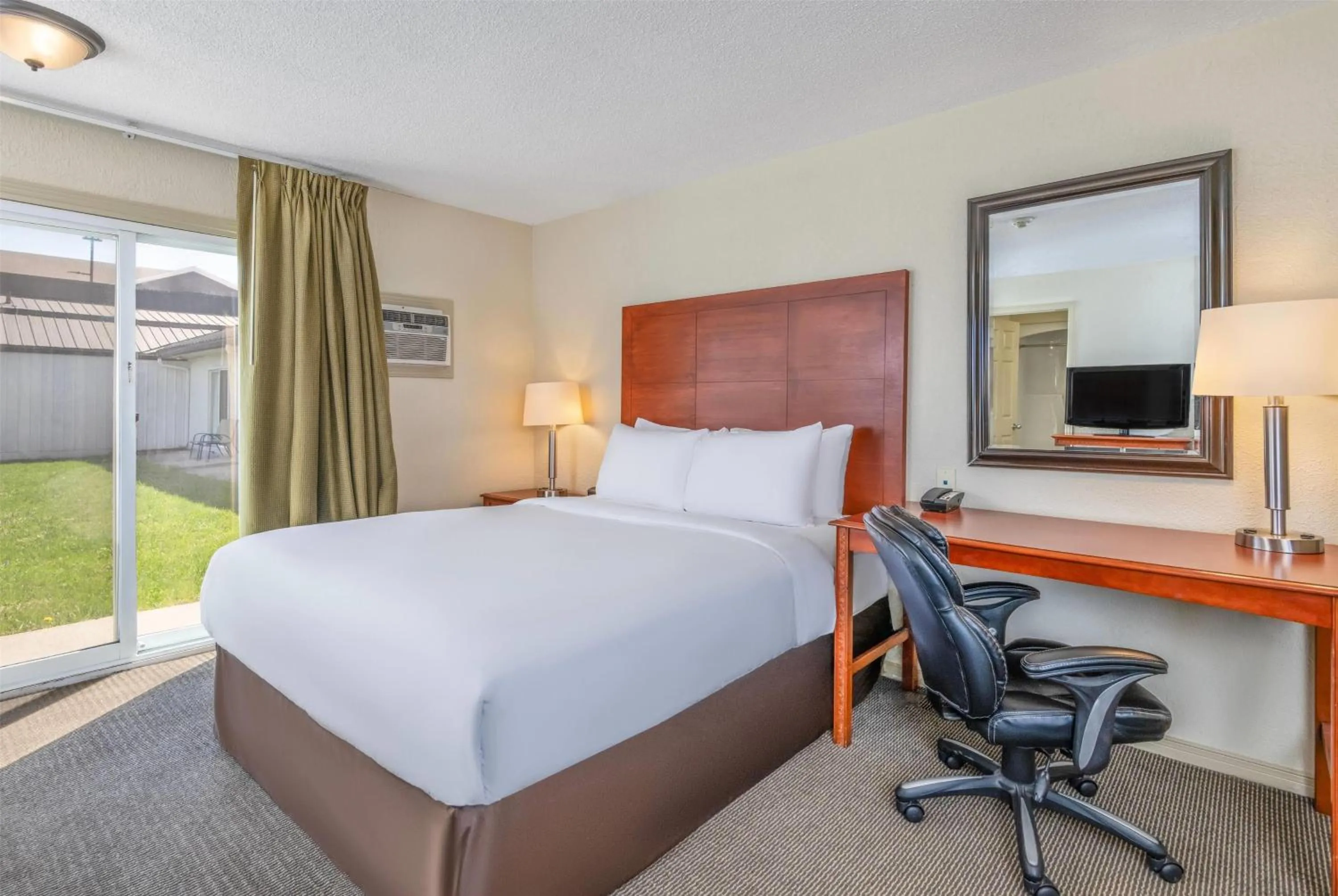 Photo of the whole room, Bed in Travelodge by Wyndham Gananoque