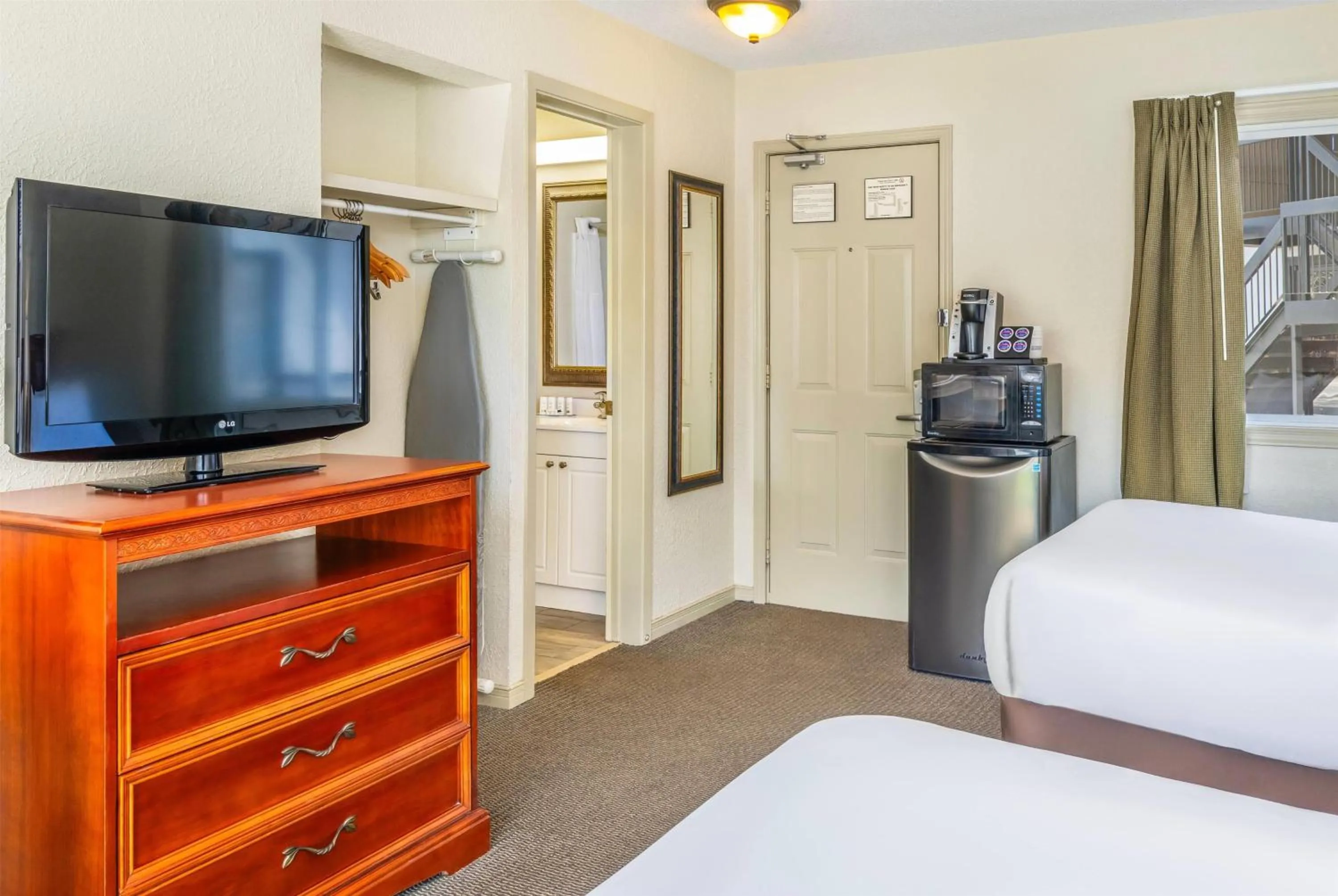 Photo of the whole room, Bed in Travelodge by Wyndham Gananoque